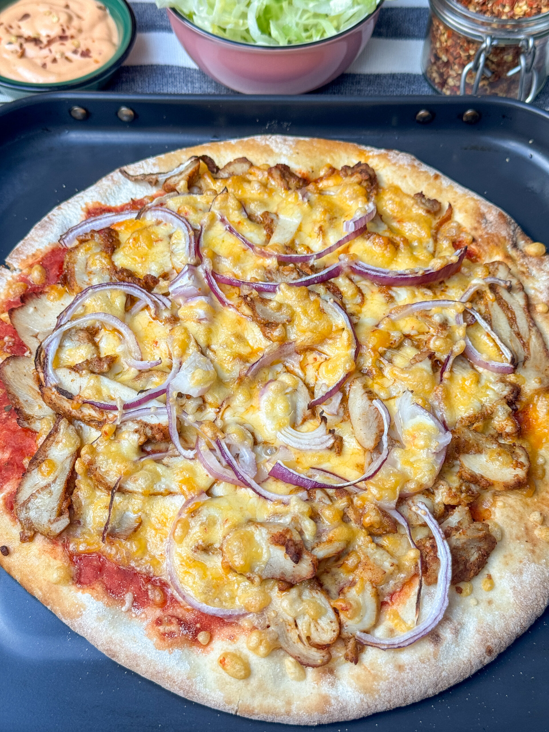 pizza kip kebab net uit de oven met gesmolten kaas