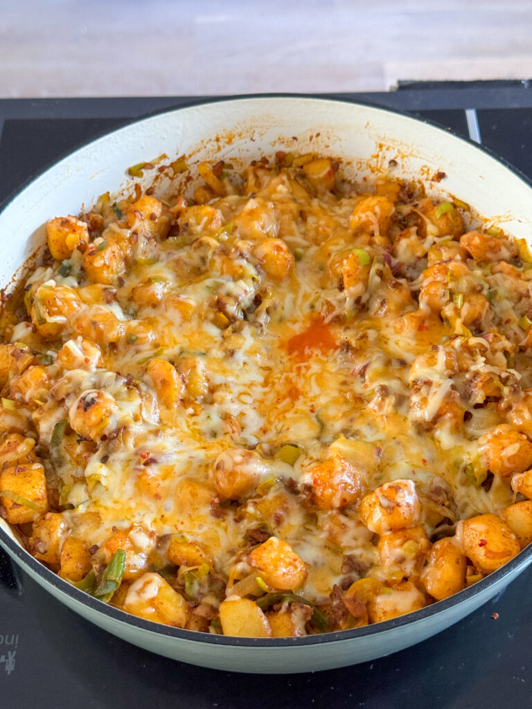 Eenpansmaaltijd krieltjes prei paprika gehakt met gesmolten kaas