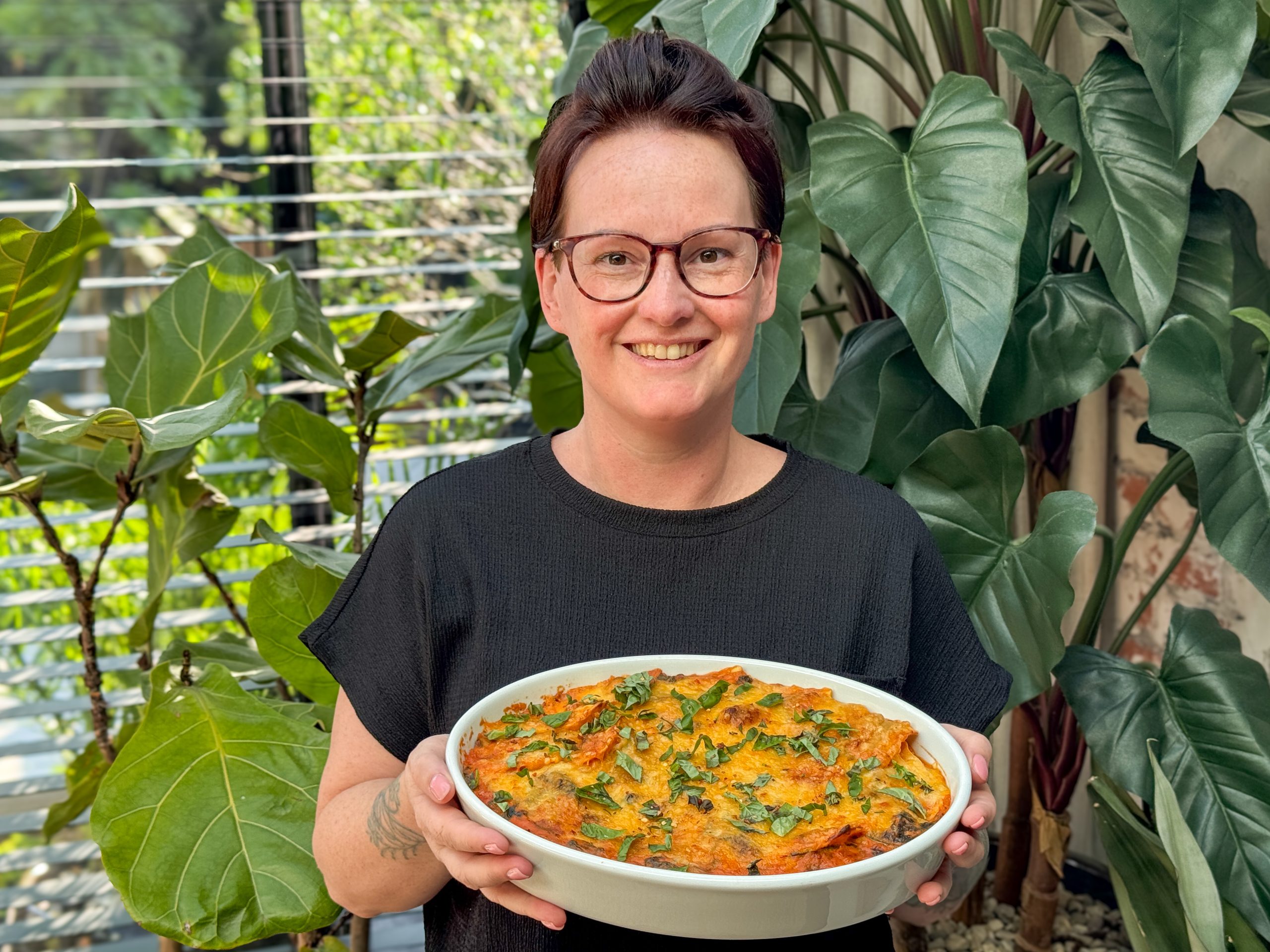 ravioli ovenschotel met spinazie in romige tomatensaus, persoonlijke foto met ovenschaal in handen