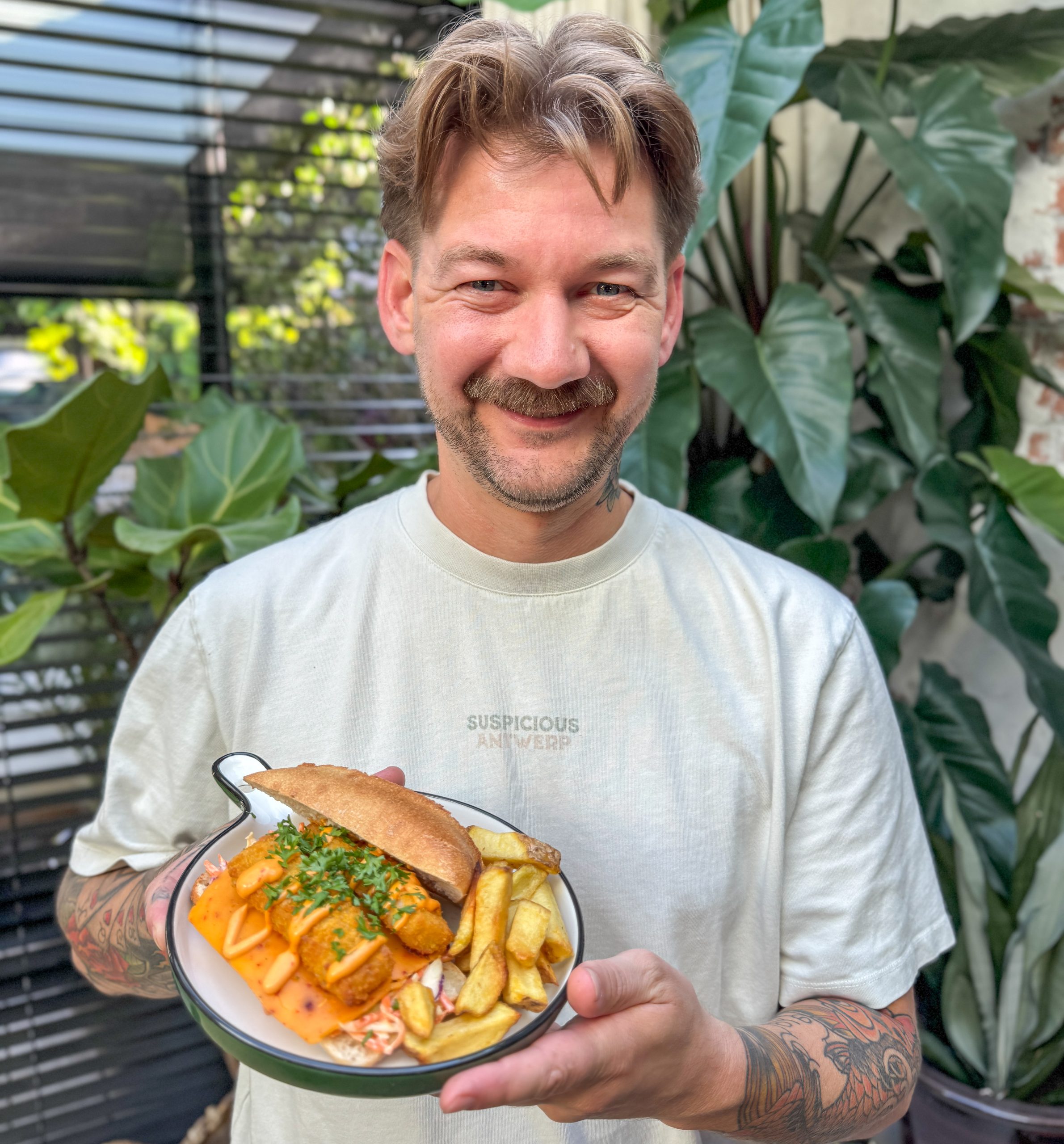 Broodje vissticks met bang bang saus - geserveerd met cheddar en colelsaw op rond bord, Jan Willem in beeld