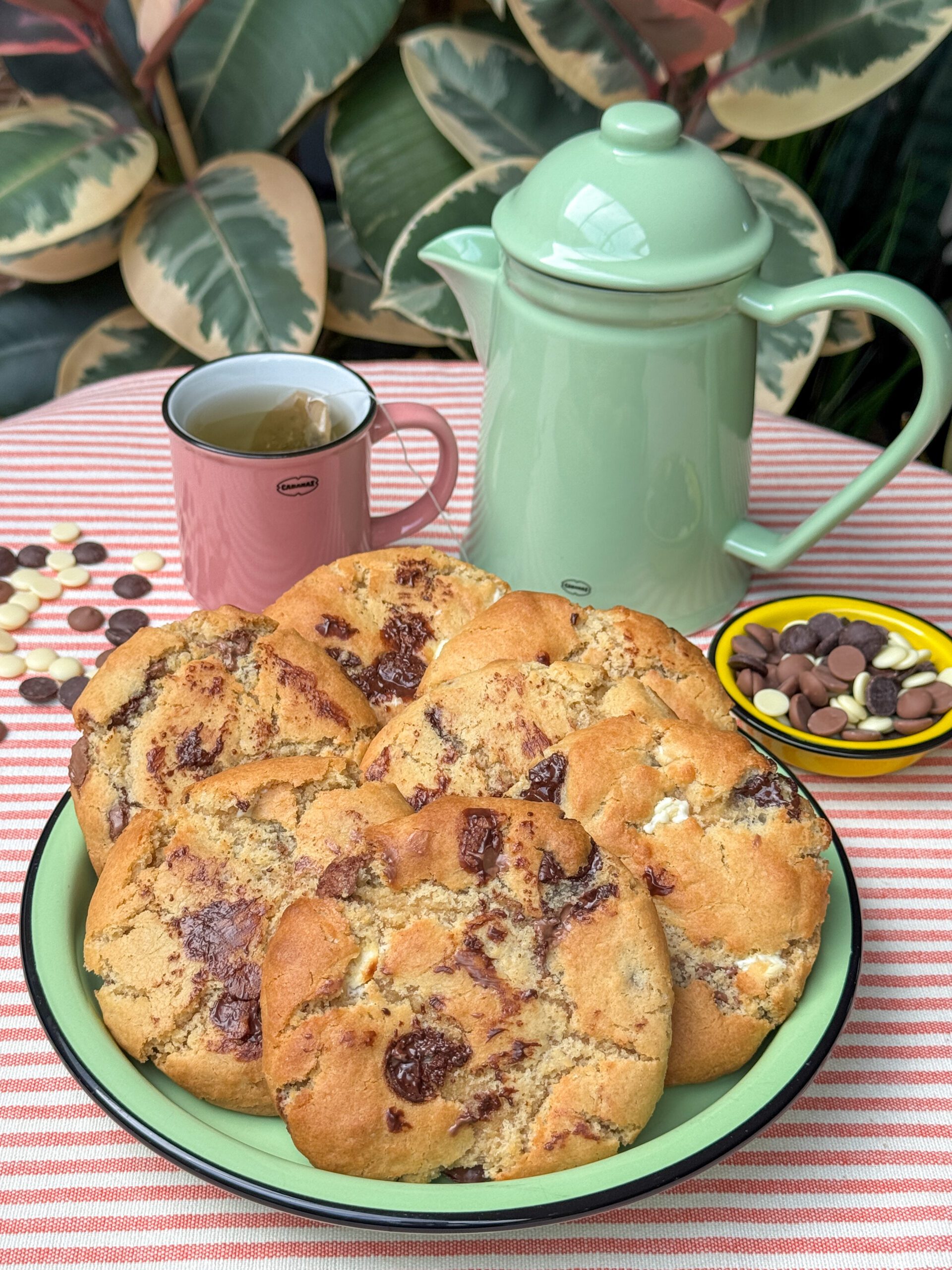 Chocolate chip cookies recept: chewy chocolade koekjes met pure, melk en witte chocolade, versgebakken en knapperig van buiten.