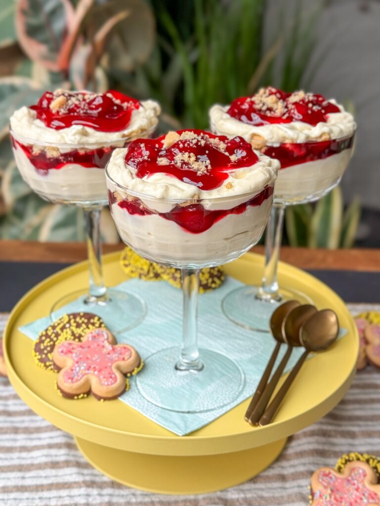 Paas trifle met advocaat en vlaaifruit kersen in een glaasje – feestelijk toetje voor Pasen