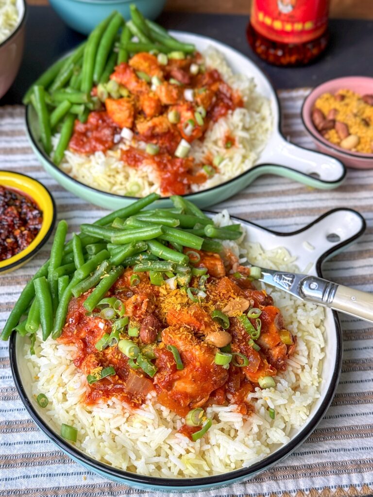 kipstoof crispy chili olie met rijst, sperziebonen en seroendeng