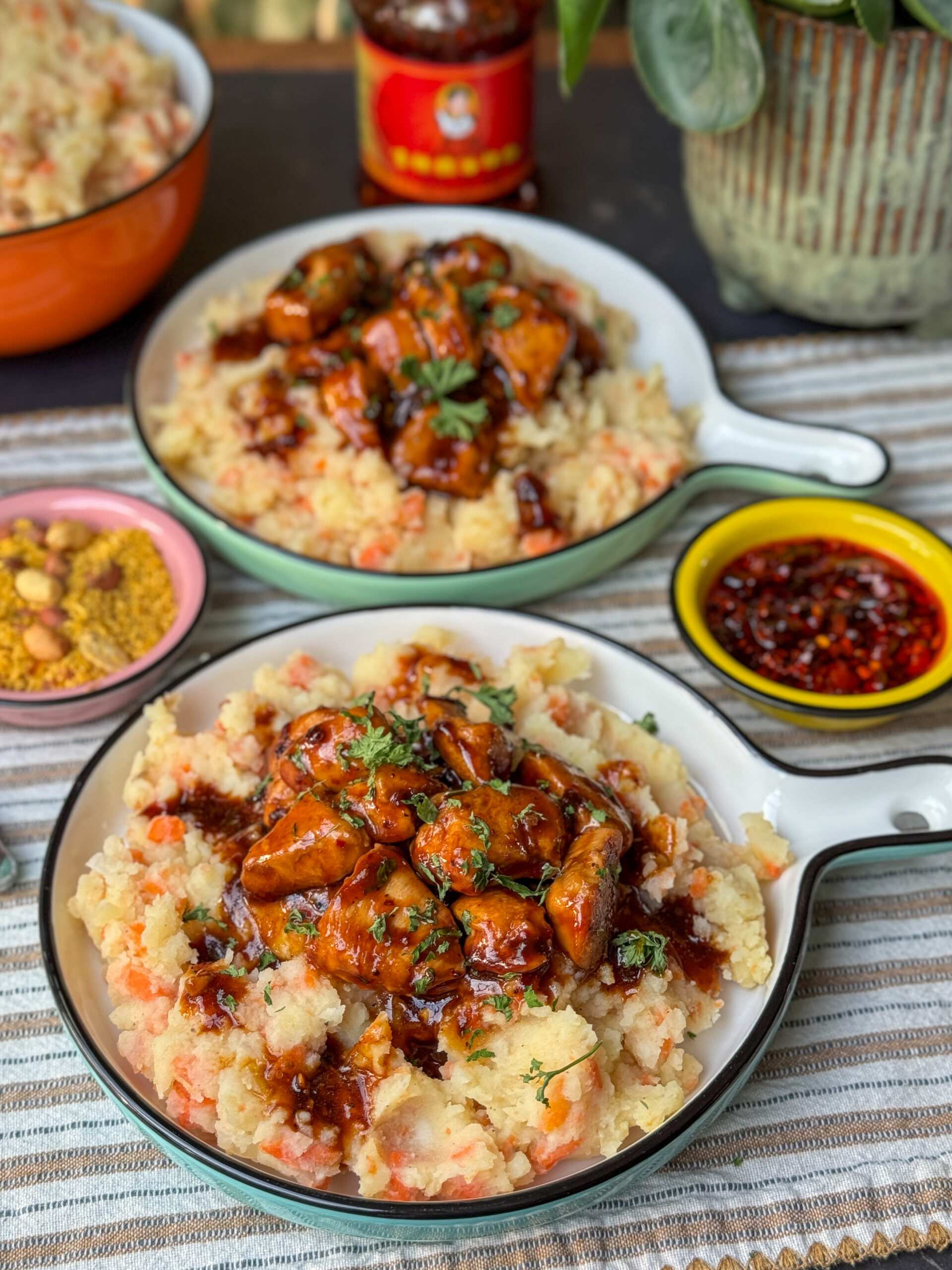 rond bord met hutspot en hete kip i crispy chili olie-ketjapsaus een simpel recept voor een makkelijke avondmaaltijd
