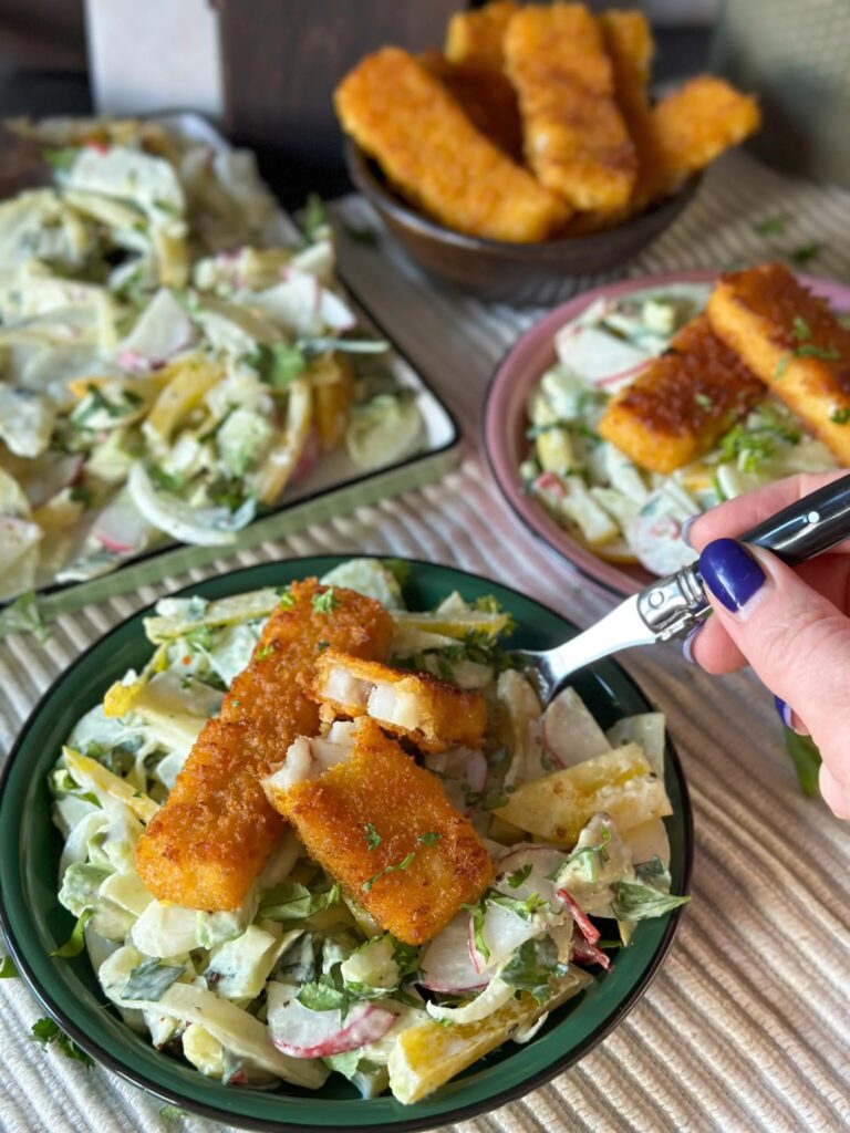simpele venkelsalade met paprika, frisse dressing en vissticks