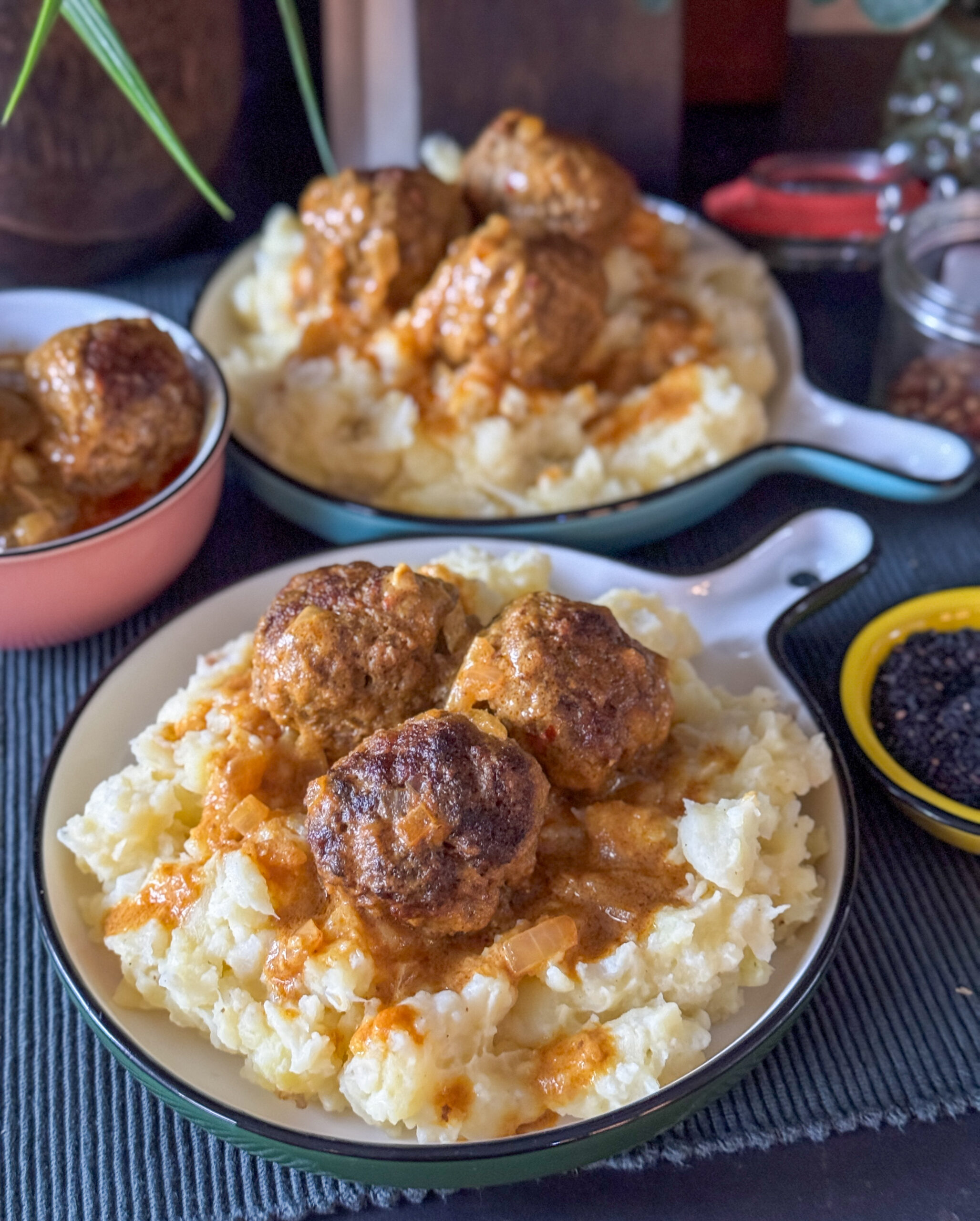 gehaktballetjes in gele currysaus