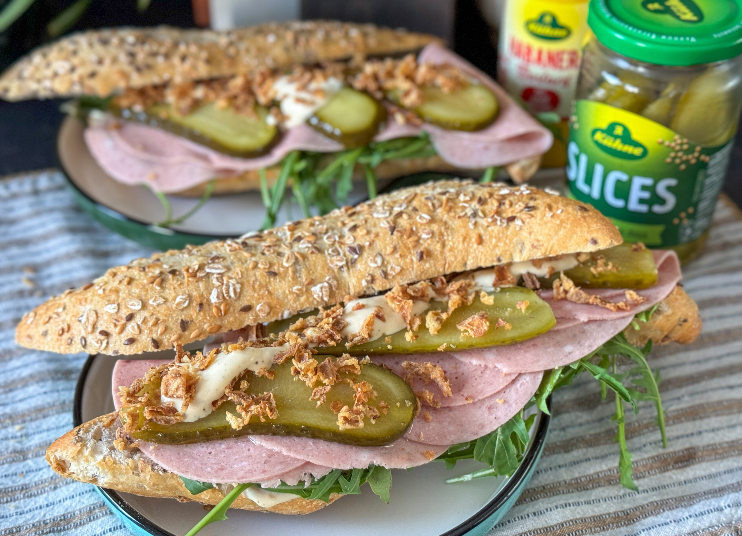 broodje boterhamworst met mosterd mayonaise en augurk