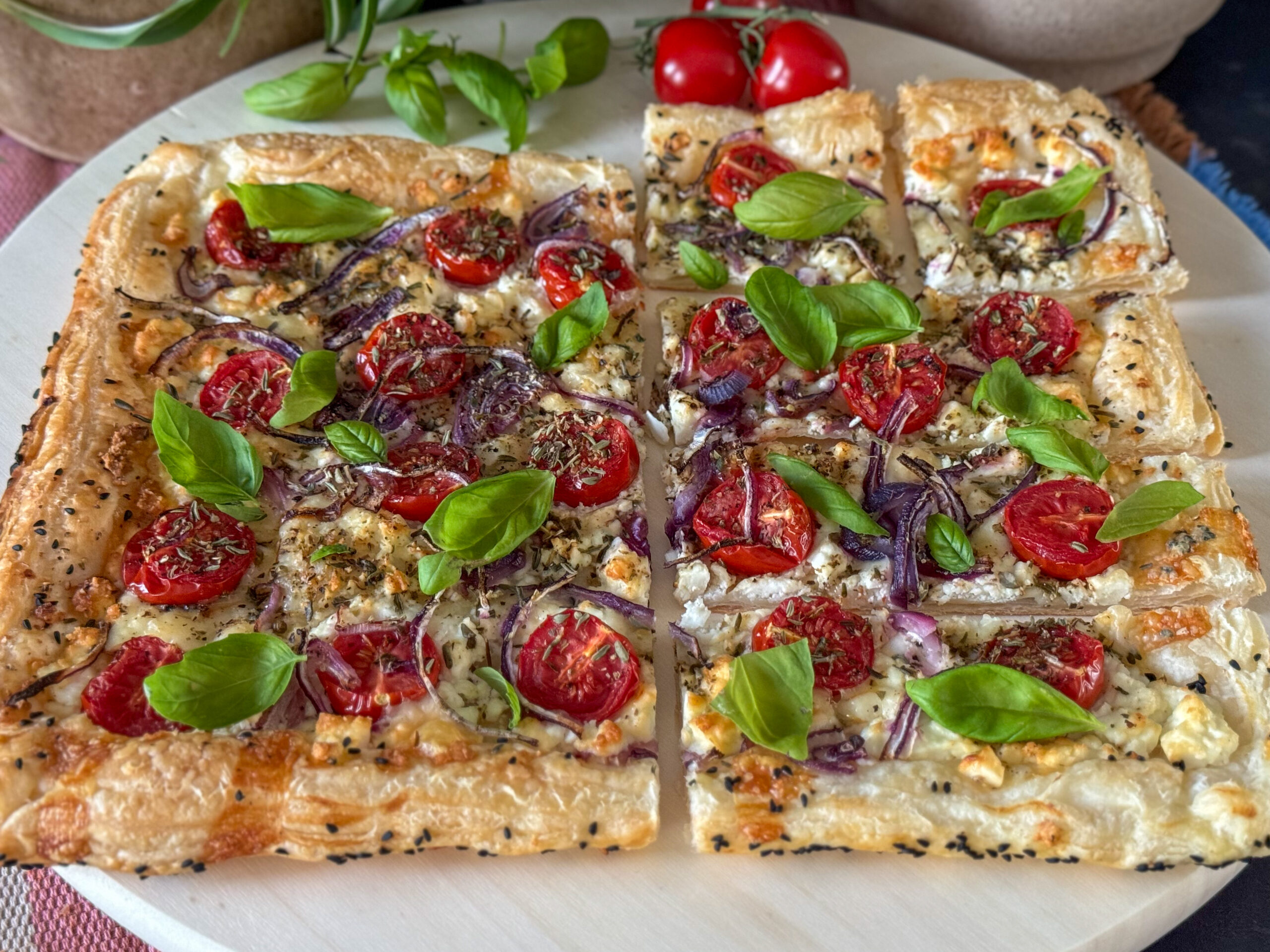 plaattaart met feta en rode ui
