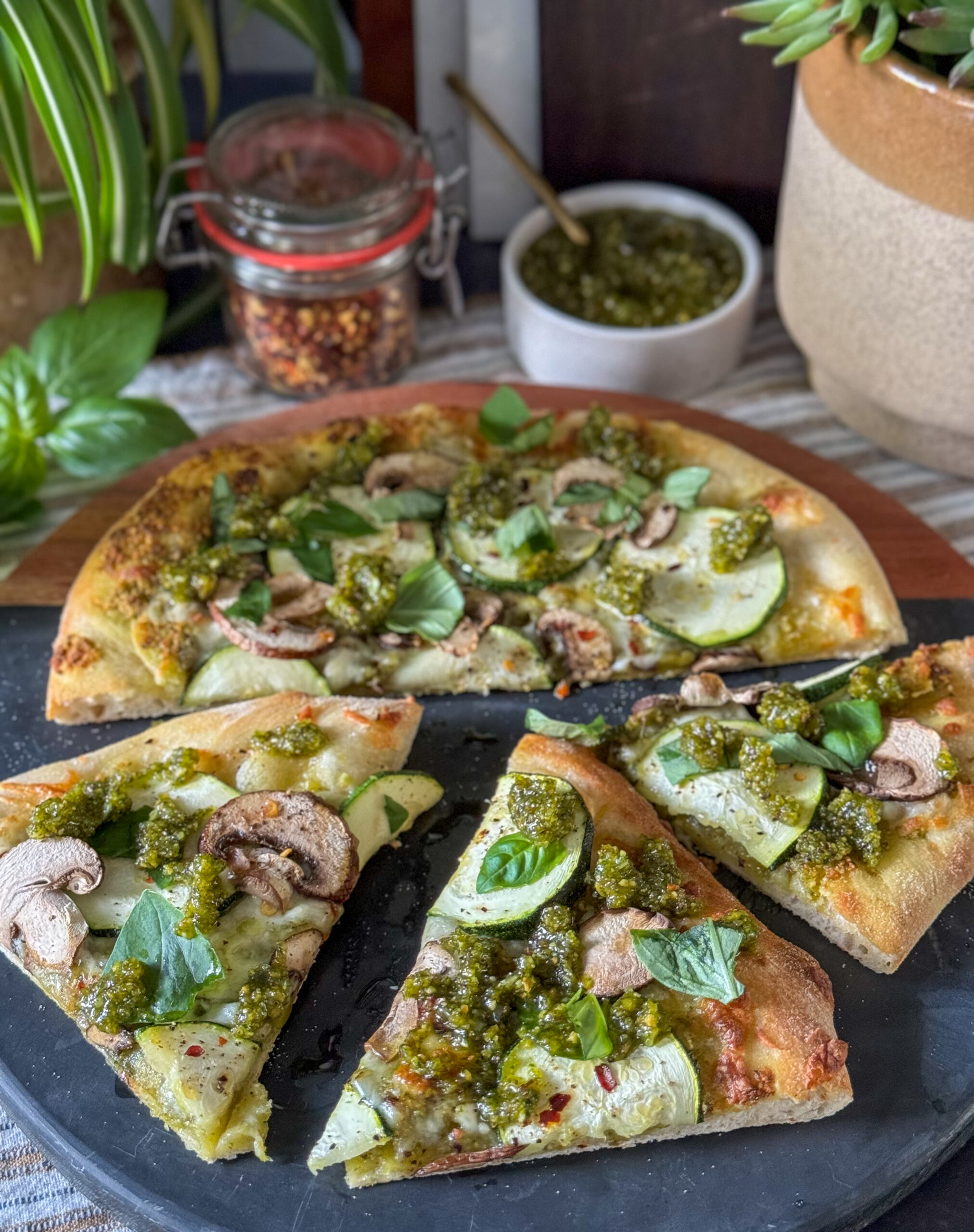 pizza met pistache pesto en kaas