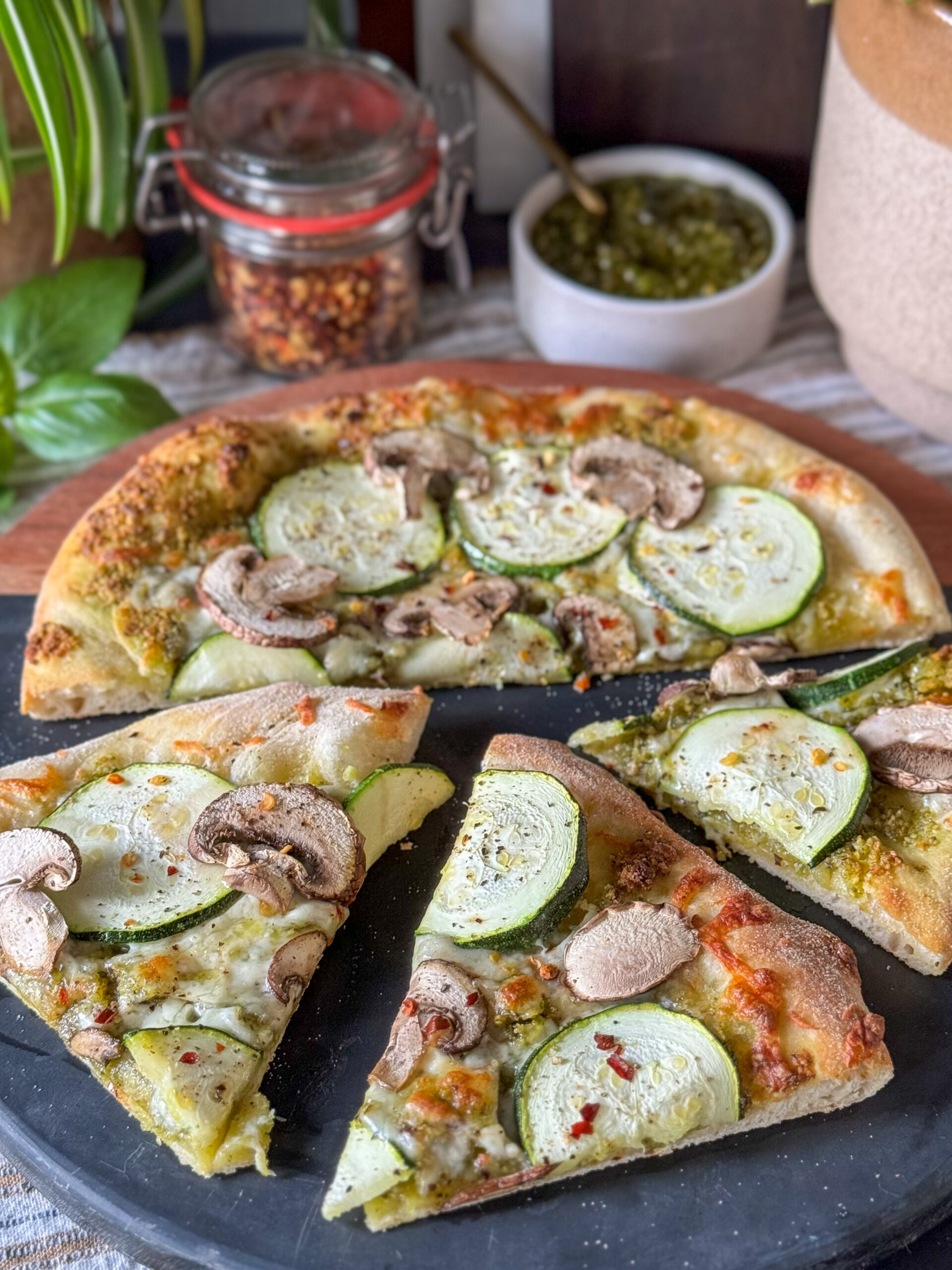 pizza met courgette en champignons