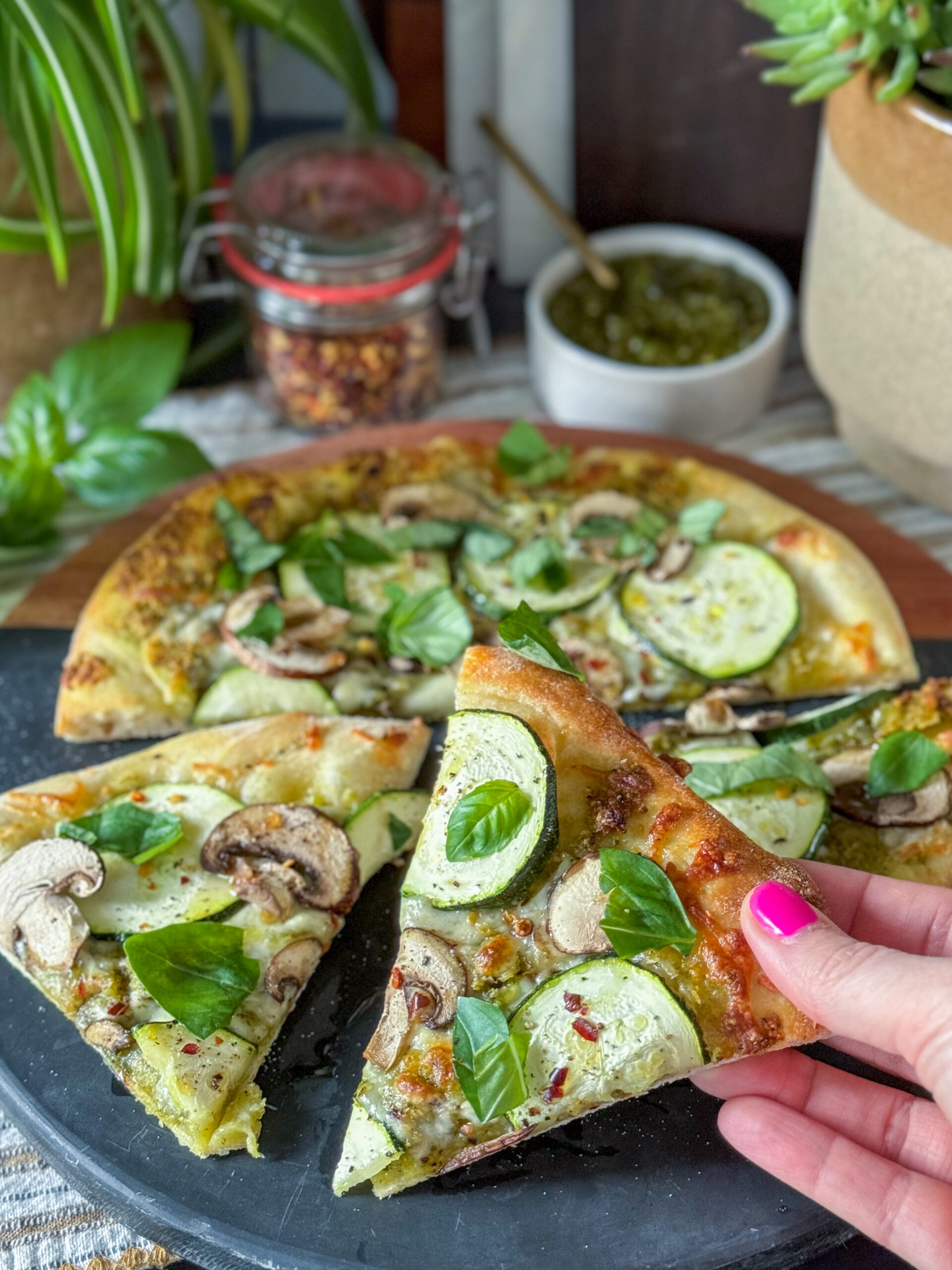 pinit pizza met pistache pesto en kaas