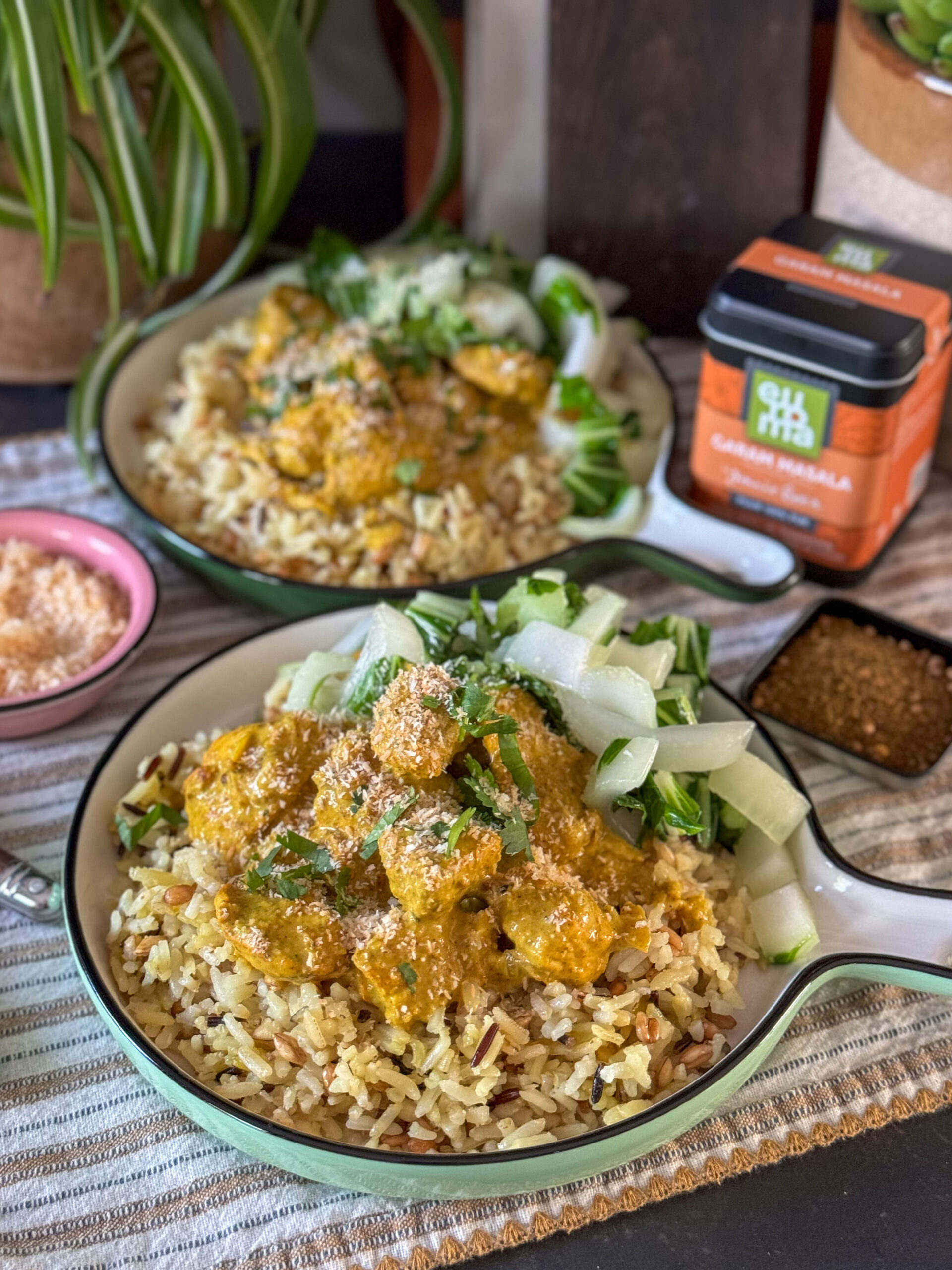kip in currysaus met garam masala
