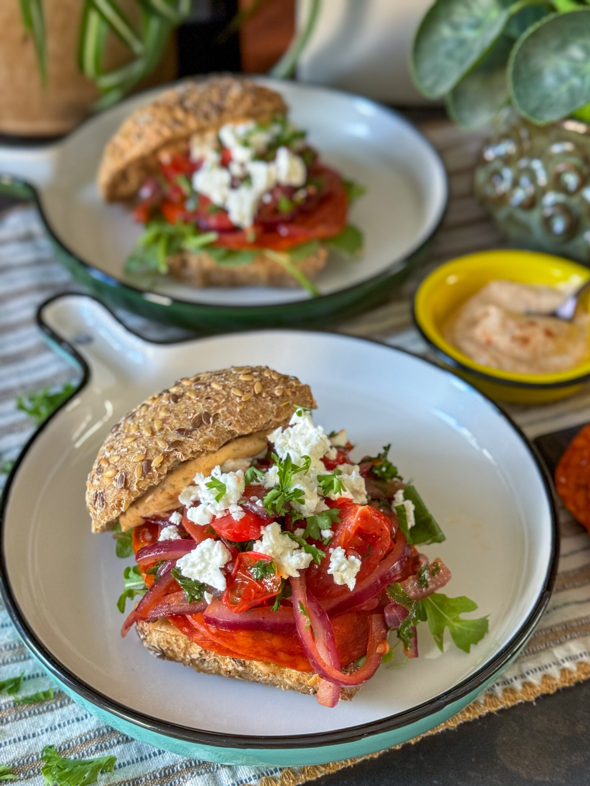 broodje chorizo met gebakken ui en tomaat