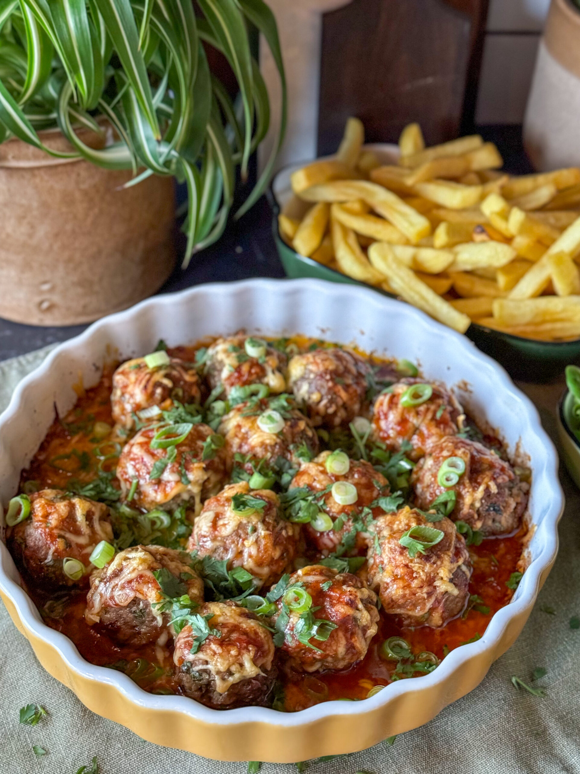 gehaktballetjes met sweet chilisaus en frietjes 