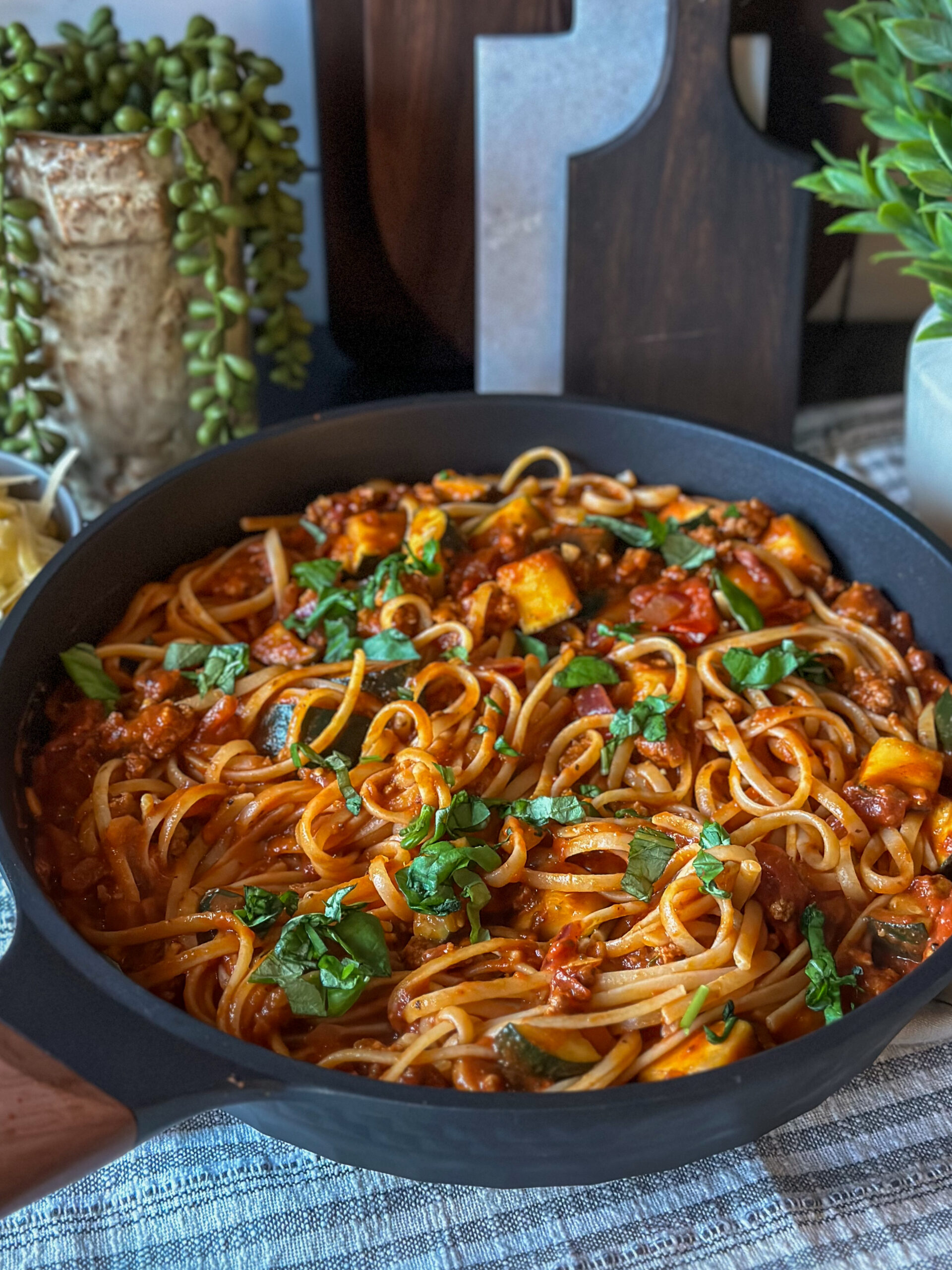 pasta in tomatensaus met gehakt en courgette 