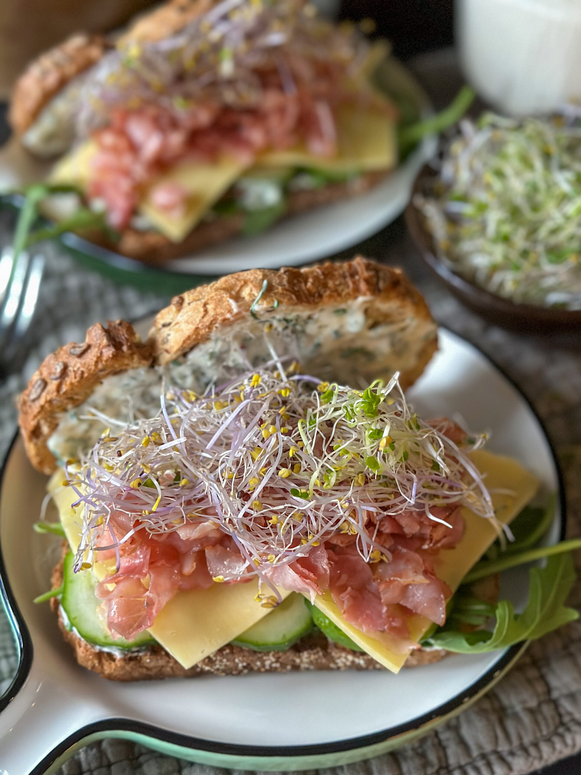 broodje gezond met gebakken ham en kruidenmayonaise