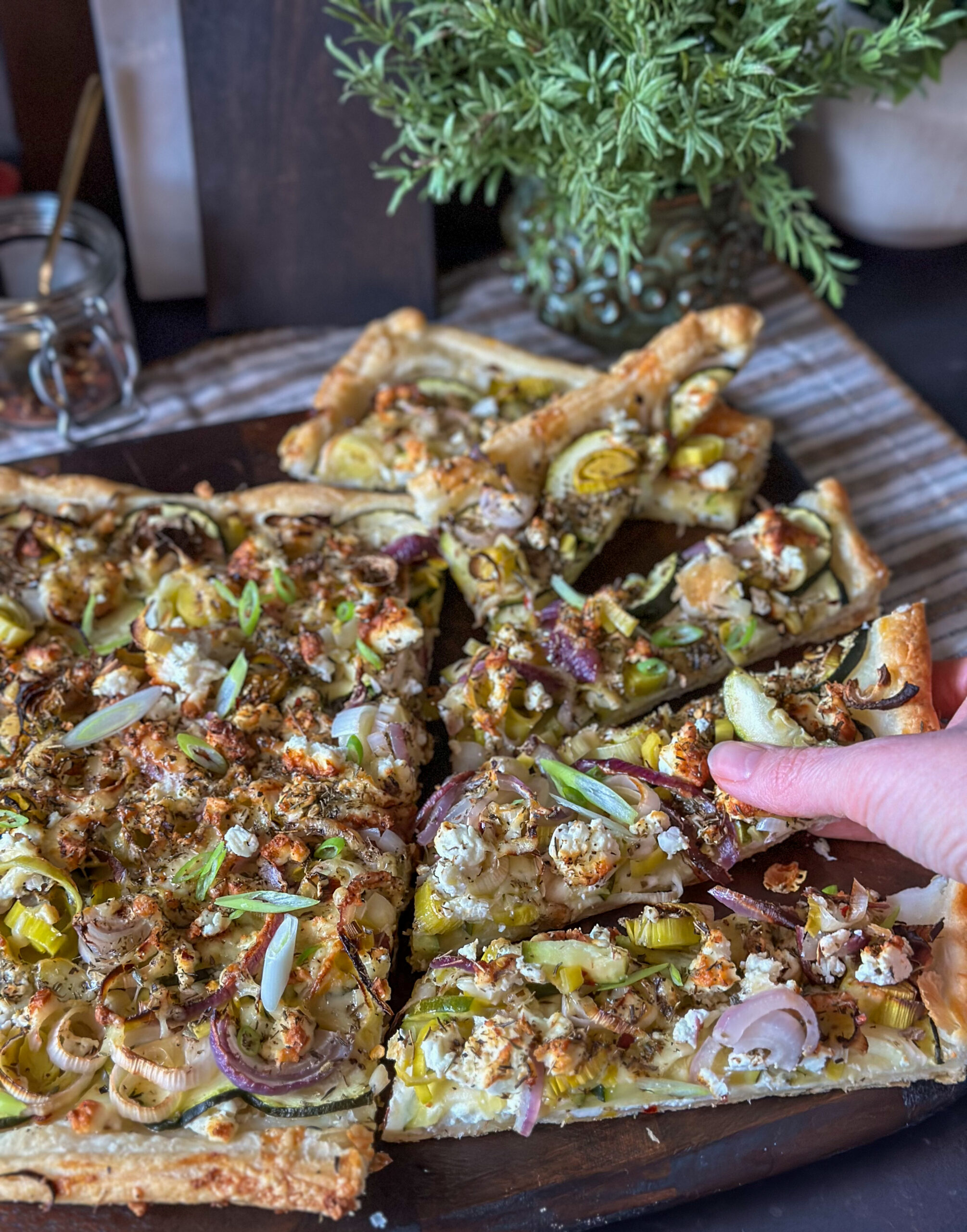 plaattaart met courgetten en prei en feta