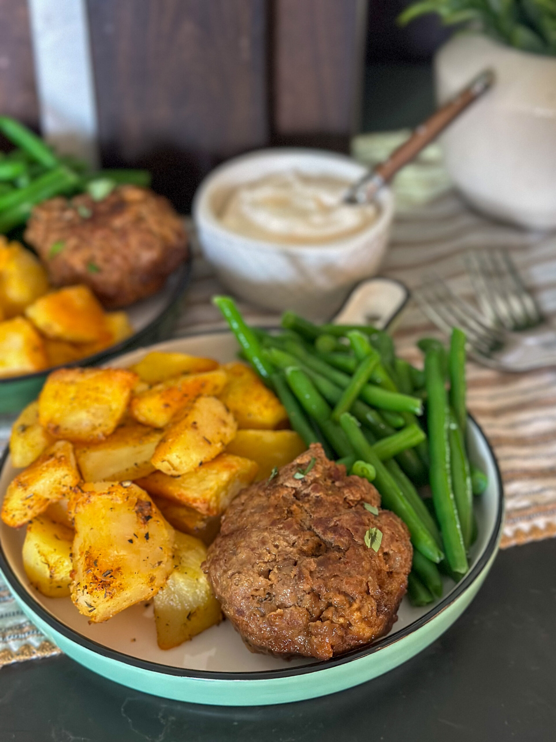 gehaktballen met aardappeltjes uit de oven en sperziebonen 