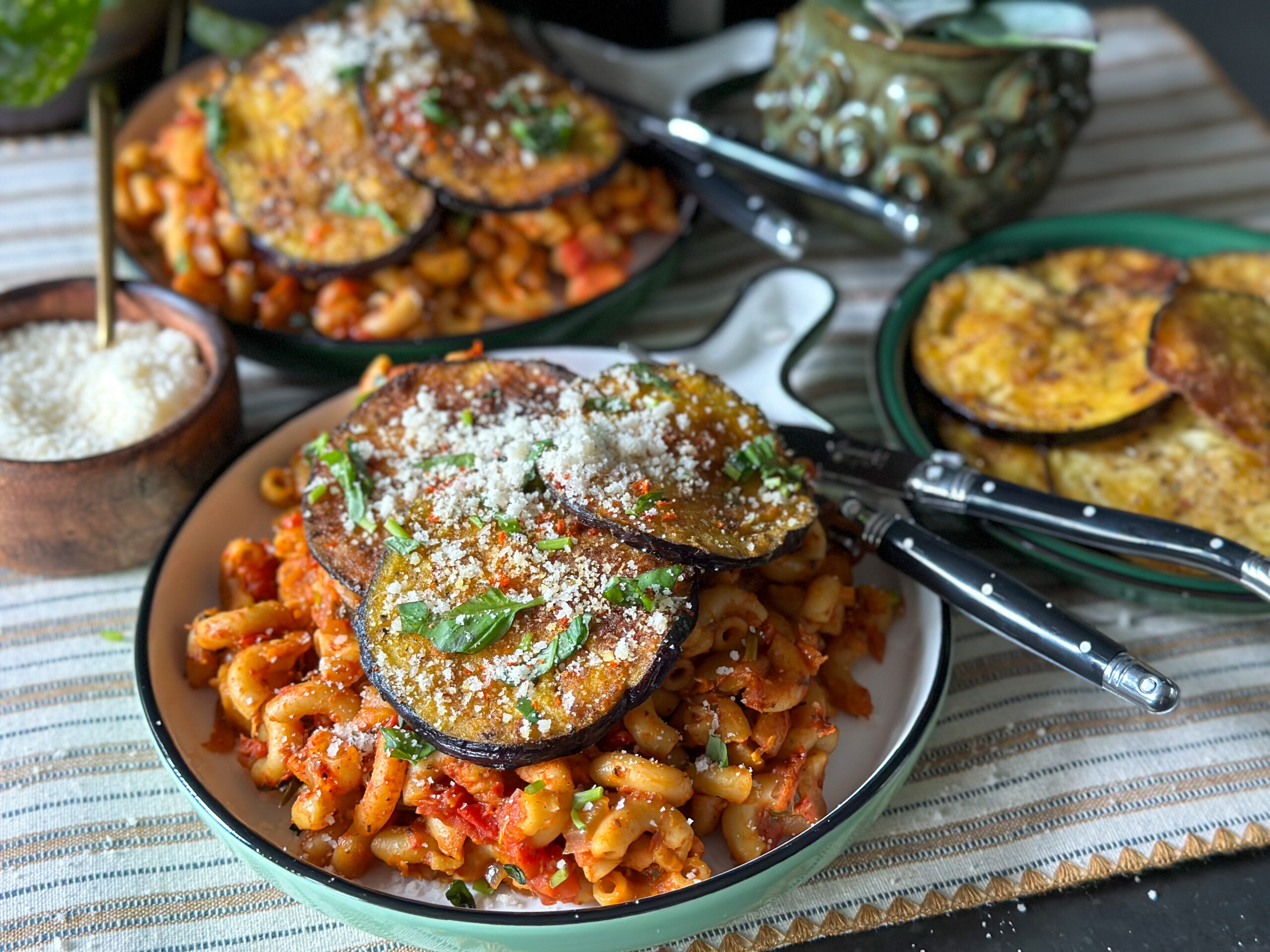 pasta in tomatensaus met 2 soorten aubergine bereidingen