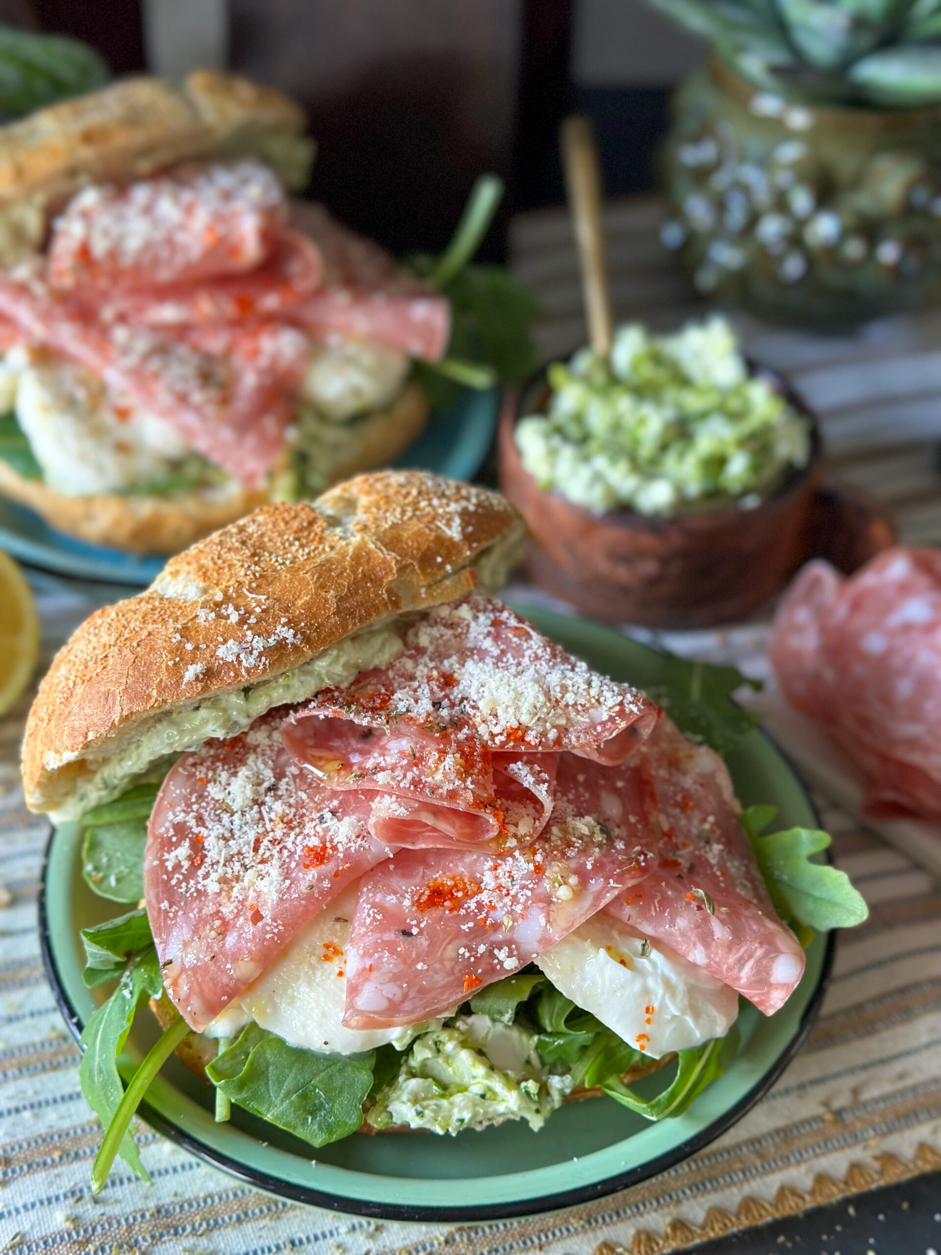 Italiaanse bol met pesto-roomkaas en salami 
