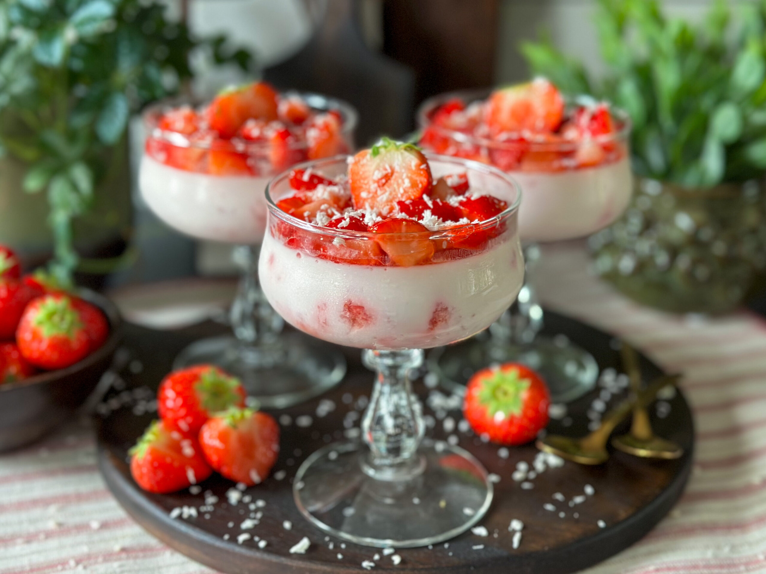 8 heerlijke toetjes in een glaasje: panna cotta met aardbeien en kokosmelk