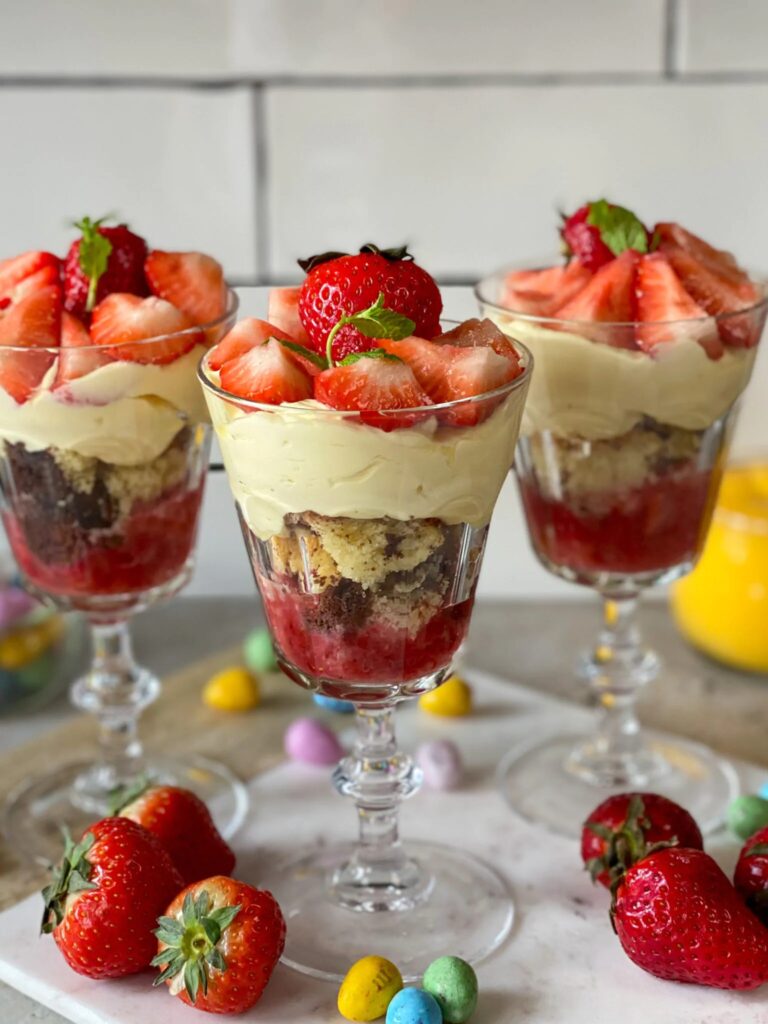 Paastrifle met aardbeien en advocaat 