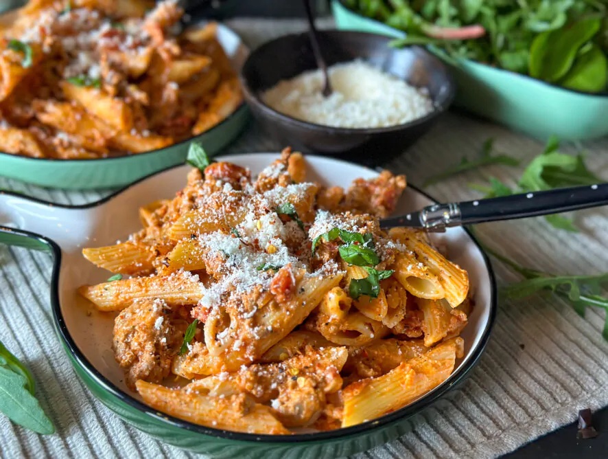 penne in tomaten kruidenroomkaas saus
