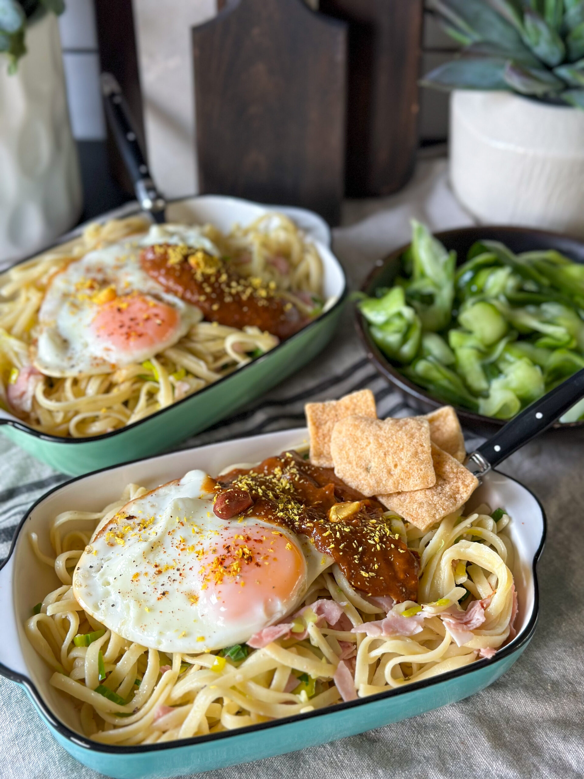 Chinese bami met prei, ham en pindasaus