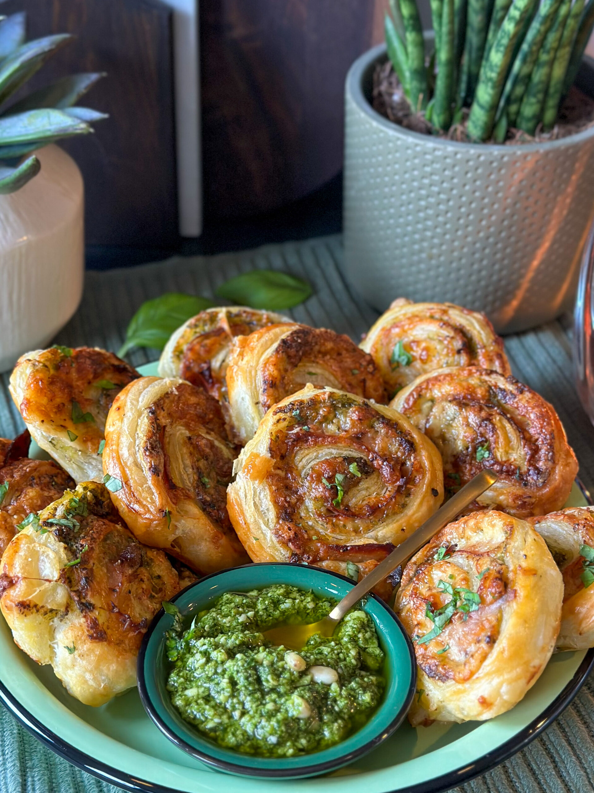 bladerdeeghapjes met pesto en ham