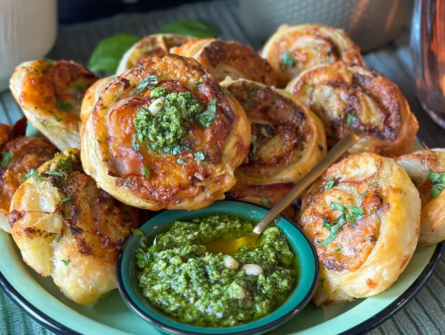 Bladerdeeghapje met pesto en ham
