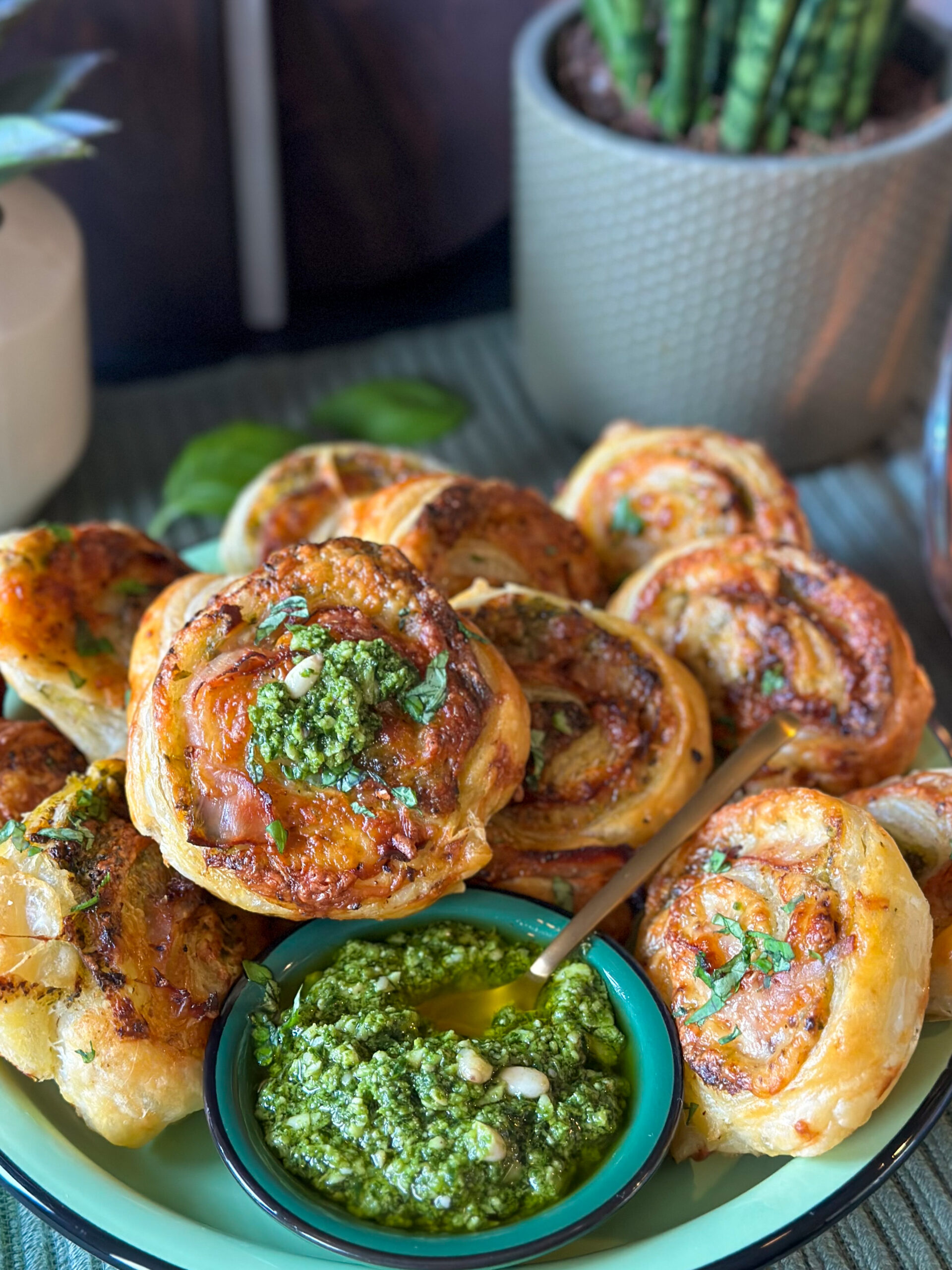 bladerdeeghapjes met pesto en ham