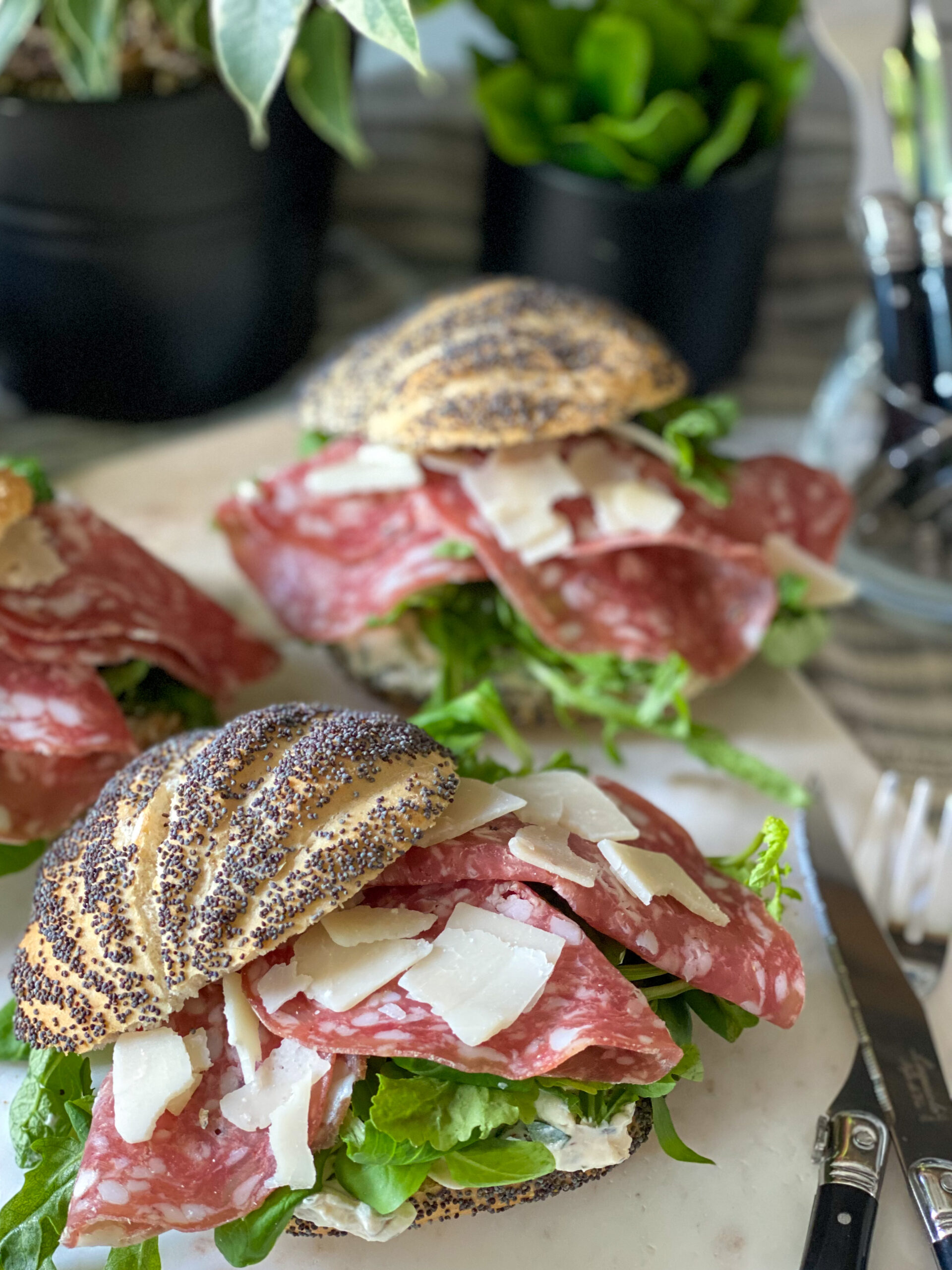 broodje salami met pittige roomkaas