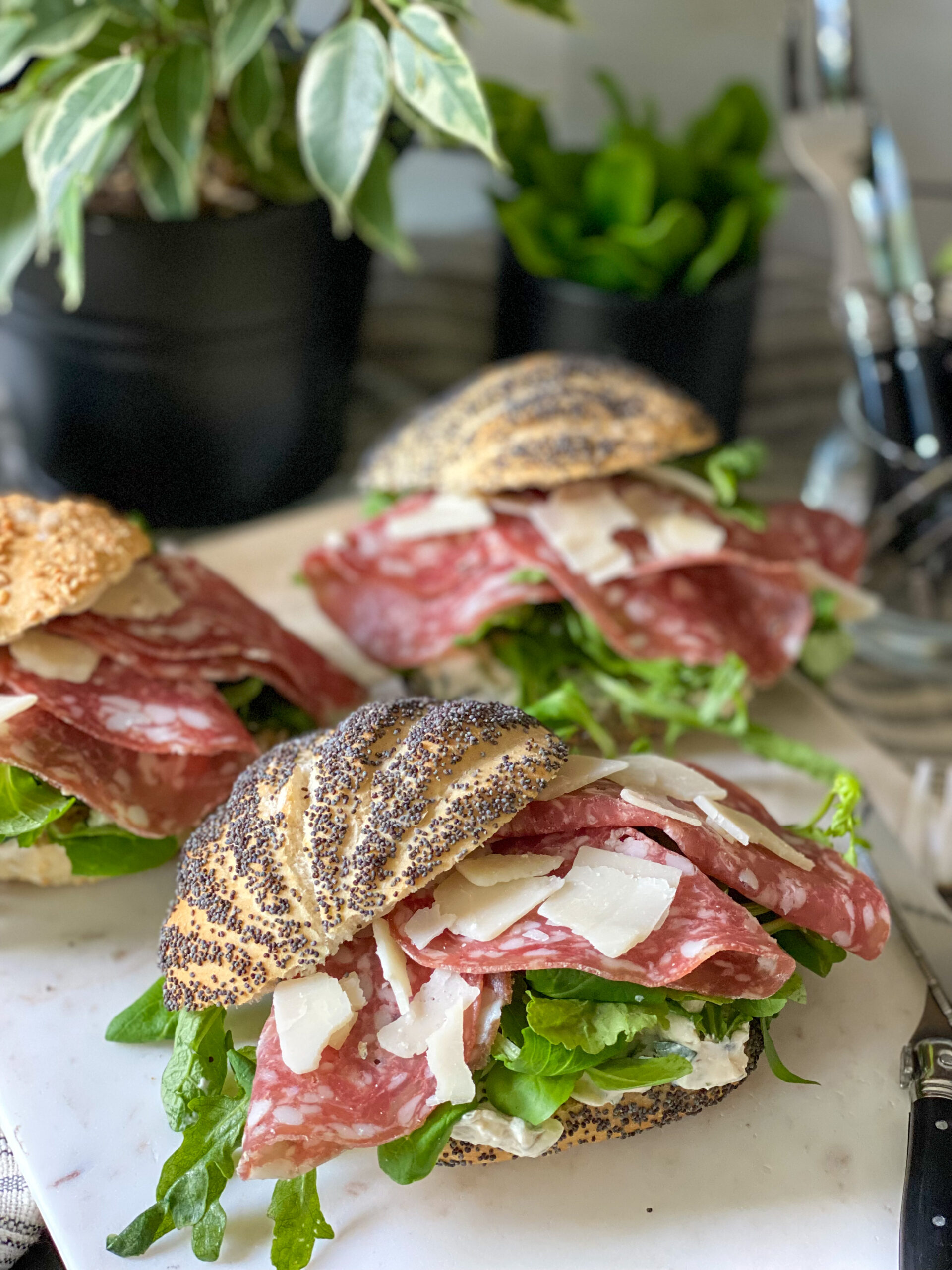 broodje met salami en pittige roomkaas 