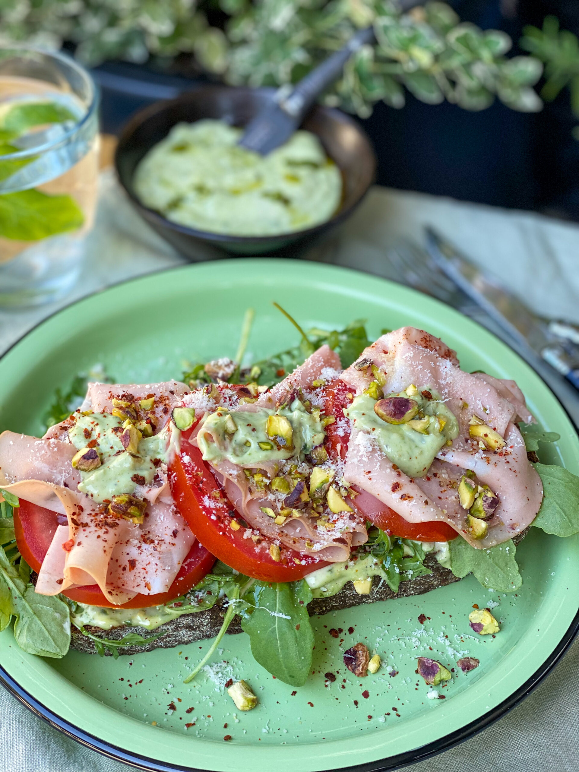 broodje Mortadella met pesto mayonaise
