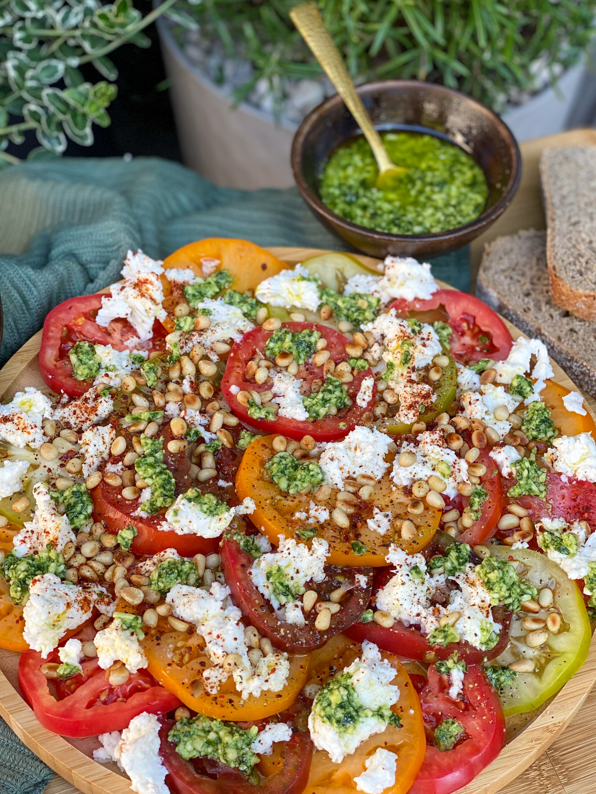 tomatensalade met pesto 
