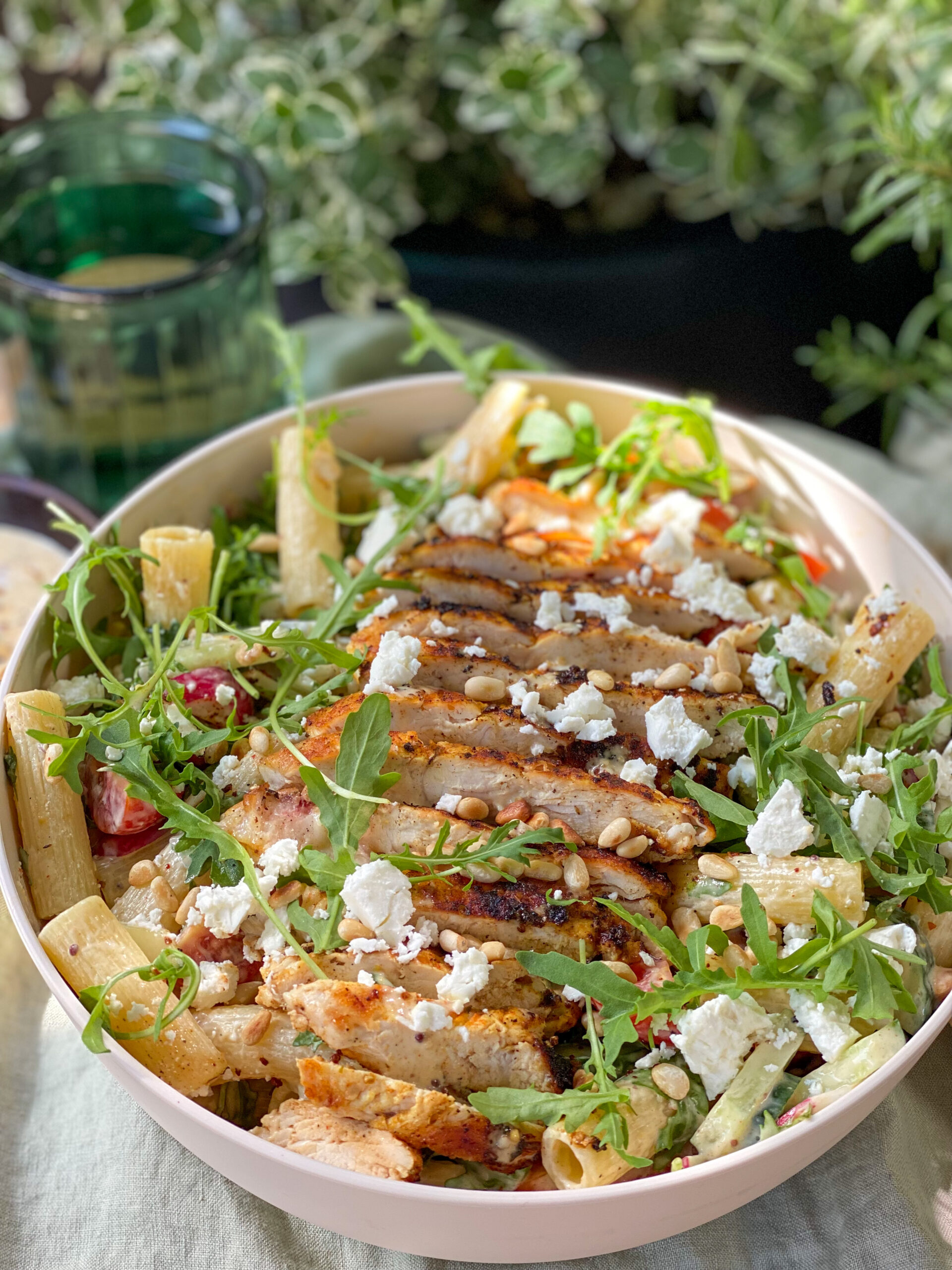 pastasalade met honing mosterddressing en gegrilde kip