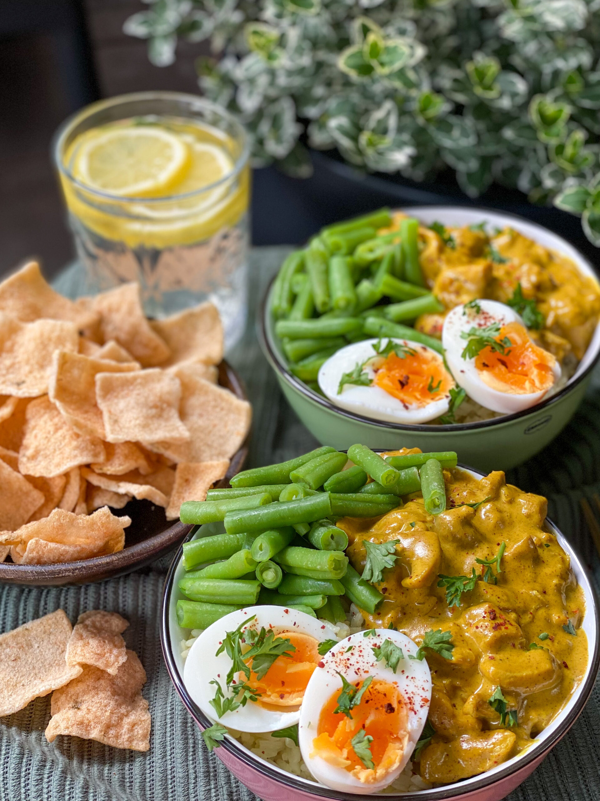 zelfgemaakte kip kerrie recept, kip in een romige kerriesaus met rijst, boontjes en gekookt ei erbij.