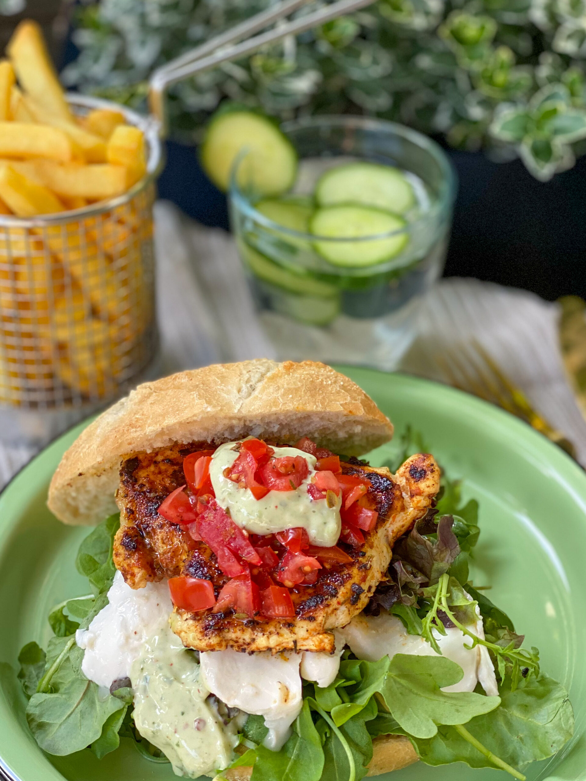 kipburger met tomatensalsa en pesto mayonaise