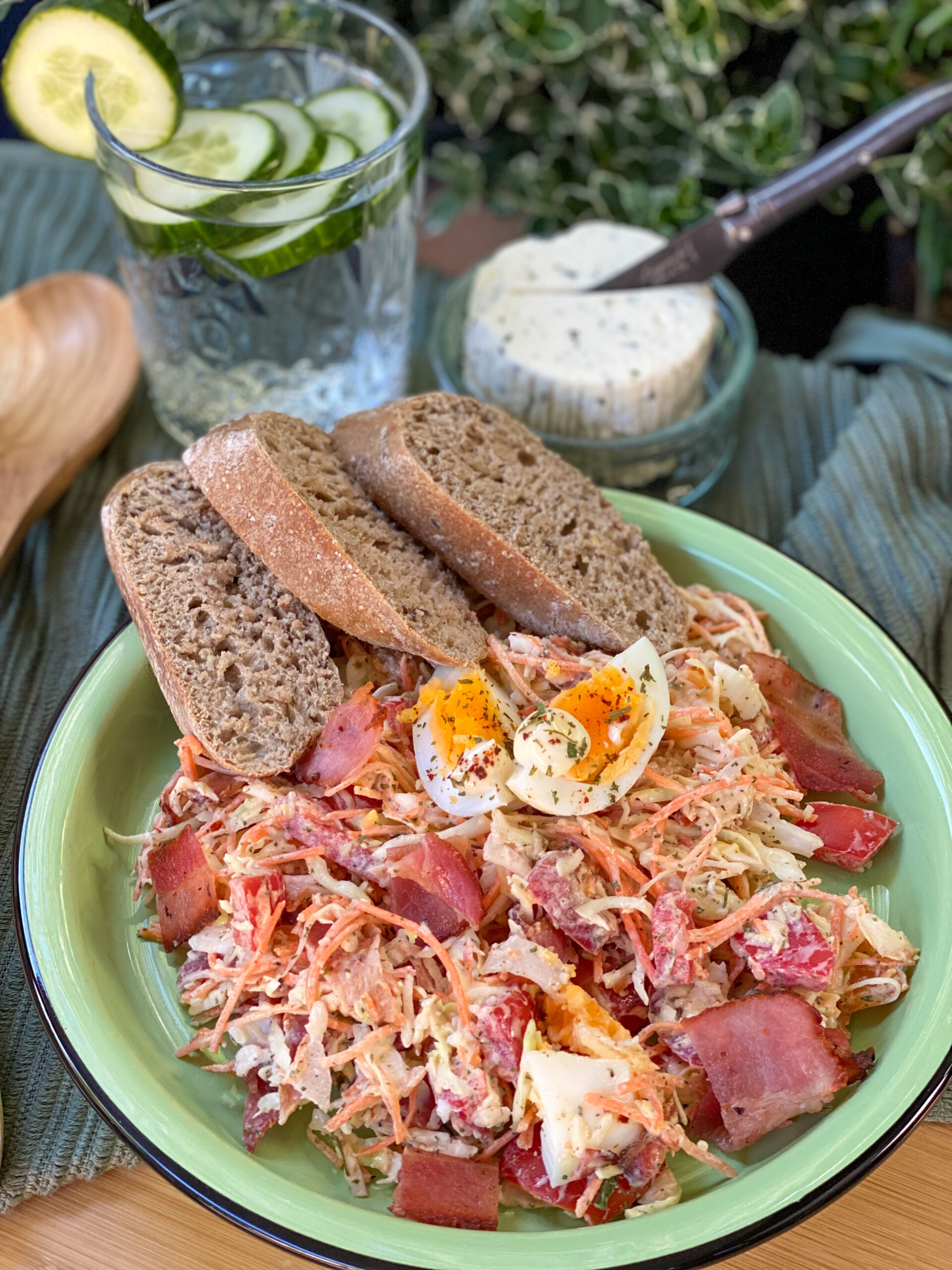 salade met spitskool, spek en ei