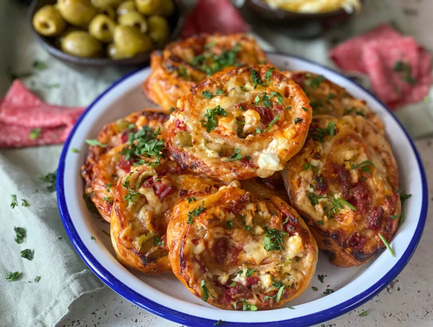 7 x bladerdeeghapjes: pizza rolletjes met kaas en salami