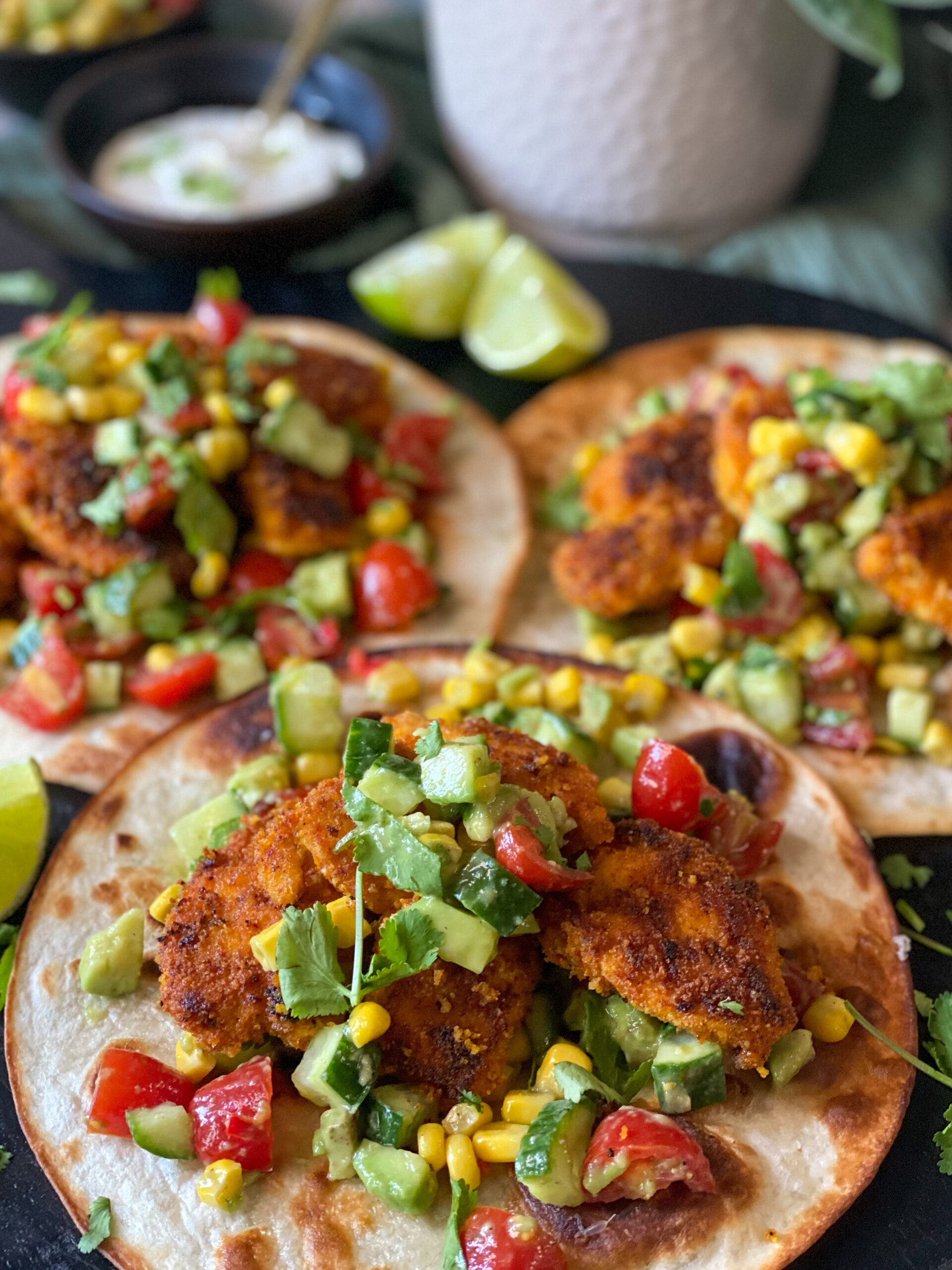 Wraps met krokante fajitakip geserveerd met salsa