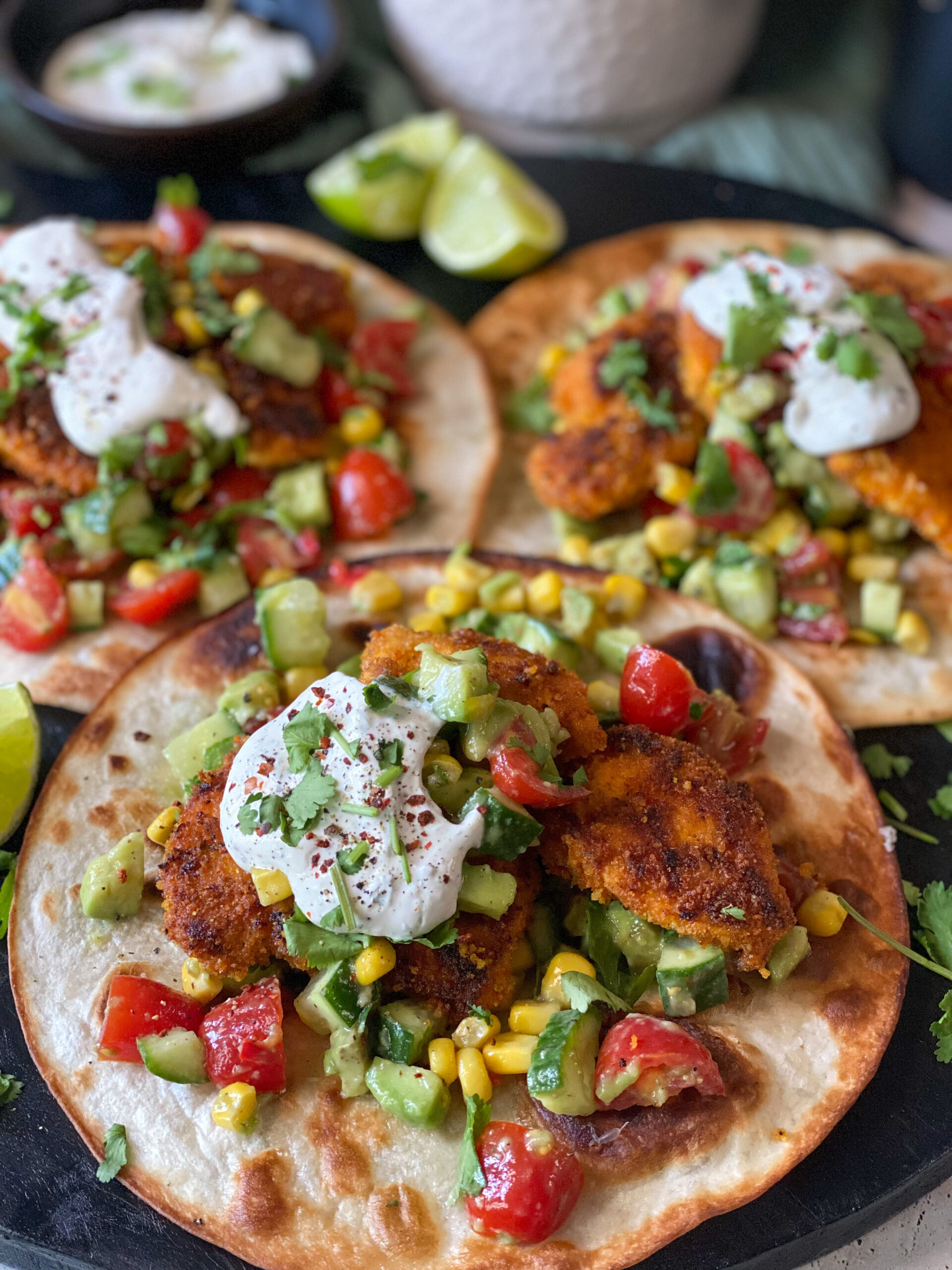 wraps met gepaneerde kip en frisse salsa 