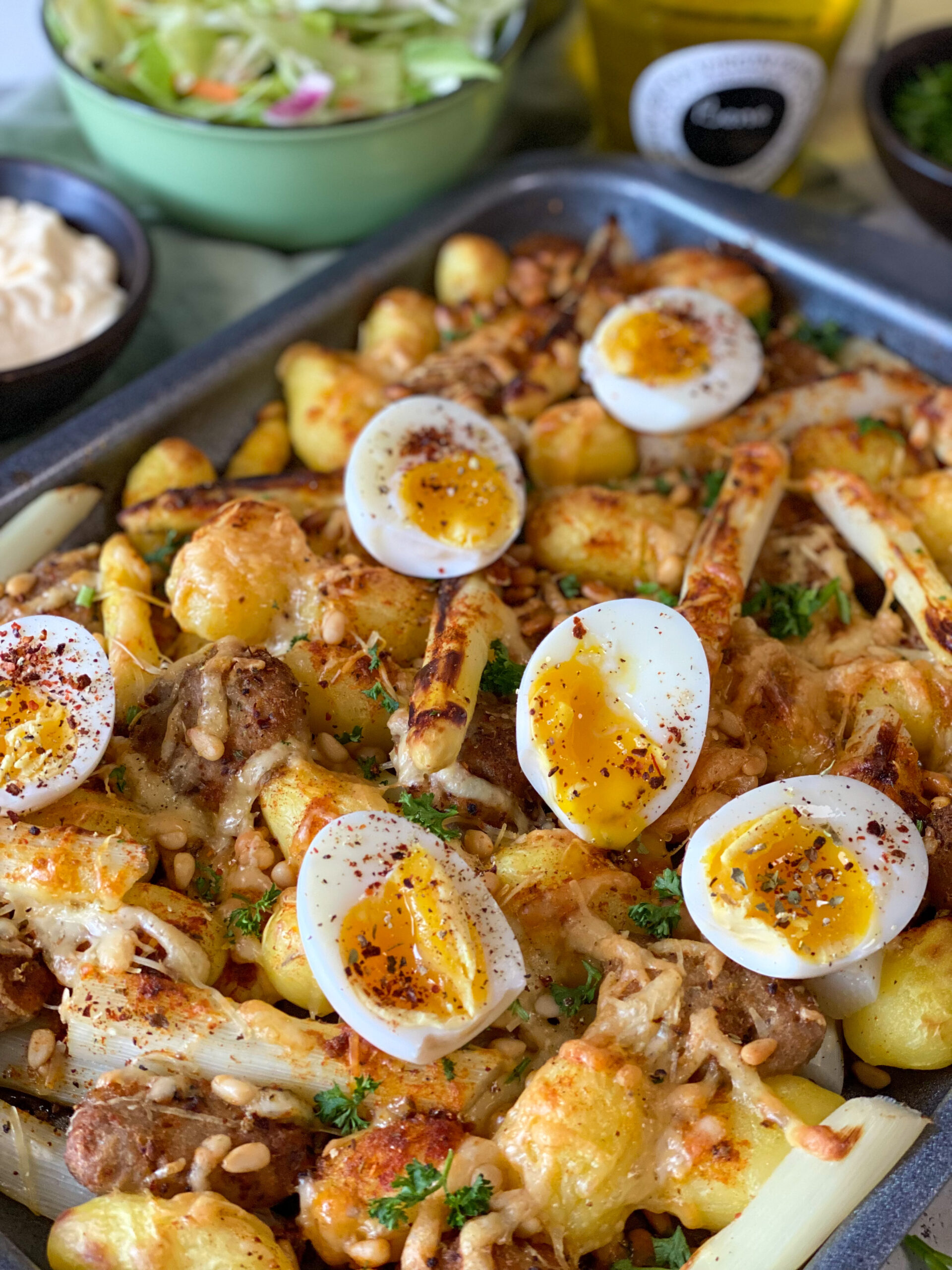 witte asperges uit de oven met krieltjes, verse worst en ei