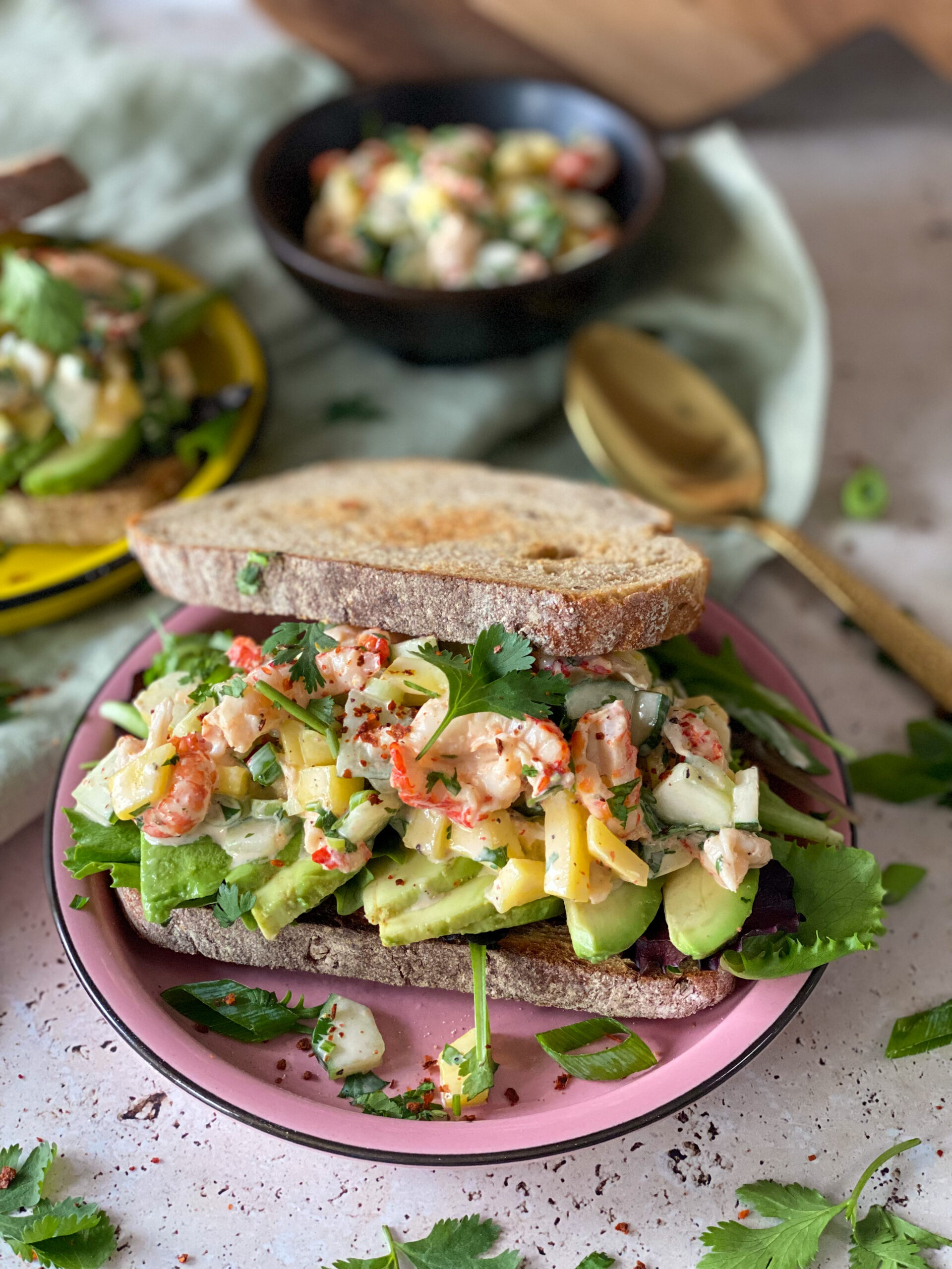 sandwich met rivierkreeftjes salade