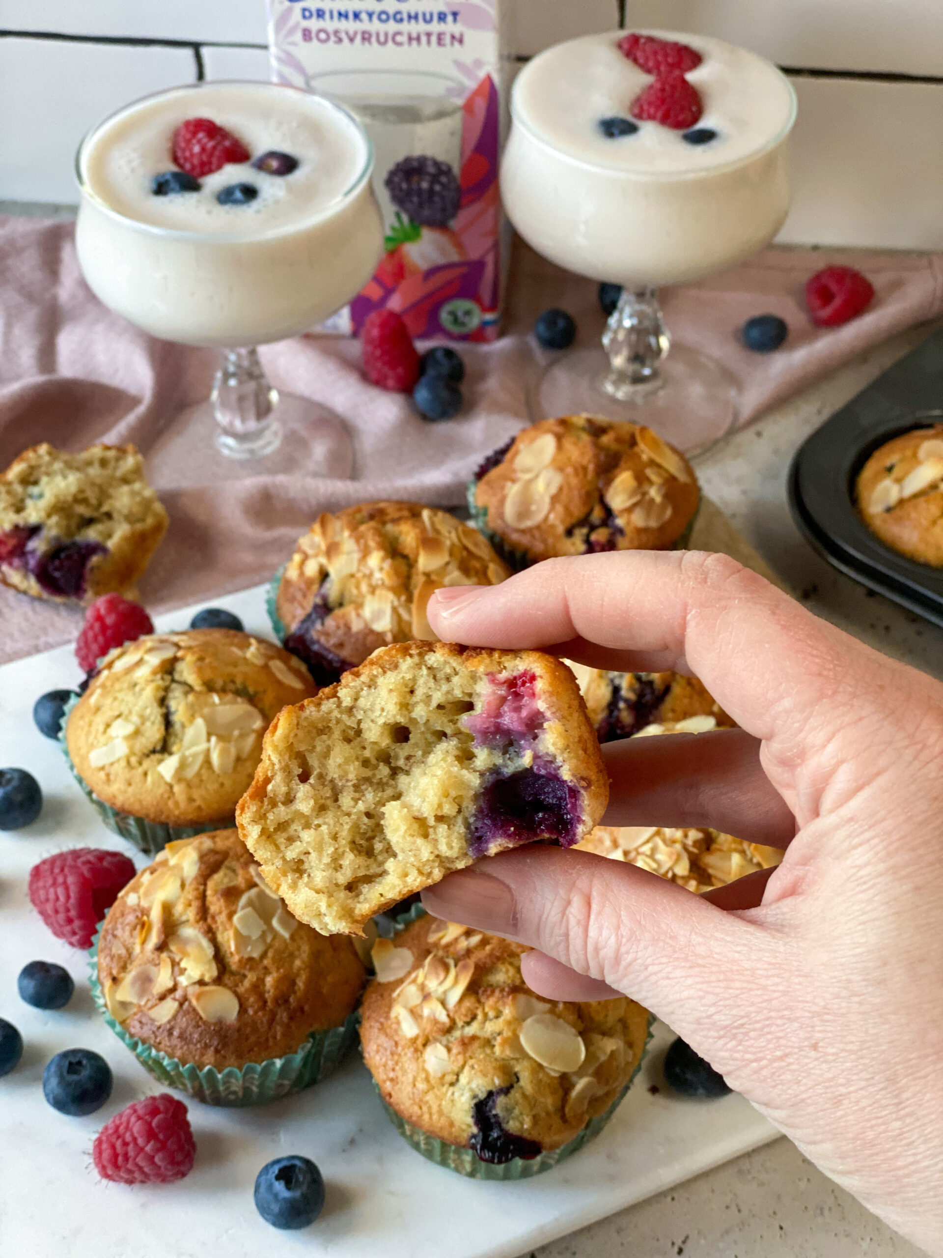 bananen muffins met frambozen en blauwe bessen