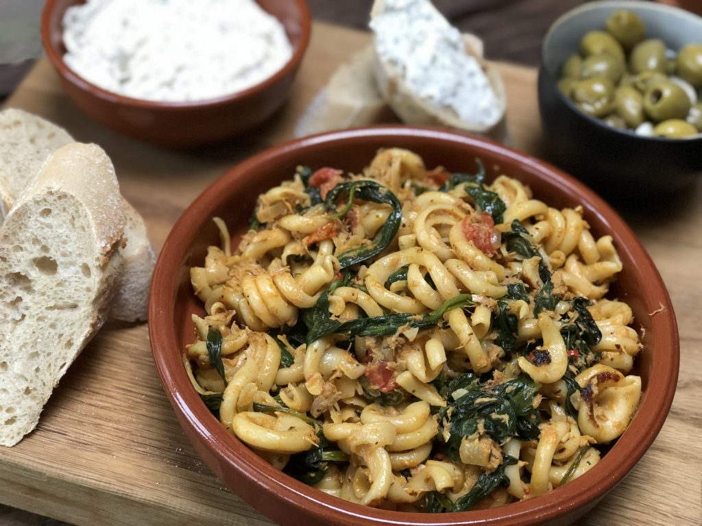 15 pasta recepten: pasta met spinazie en tonijn 