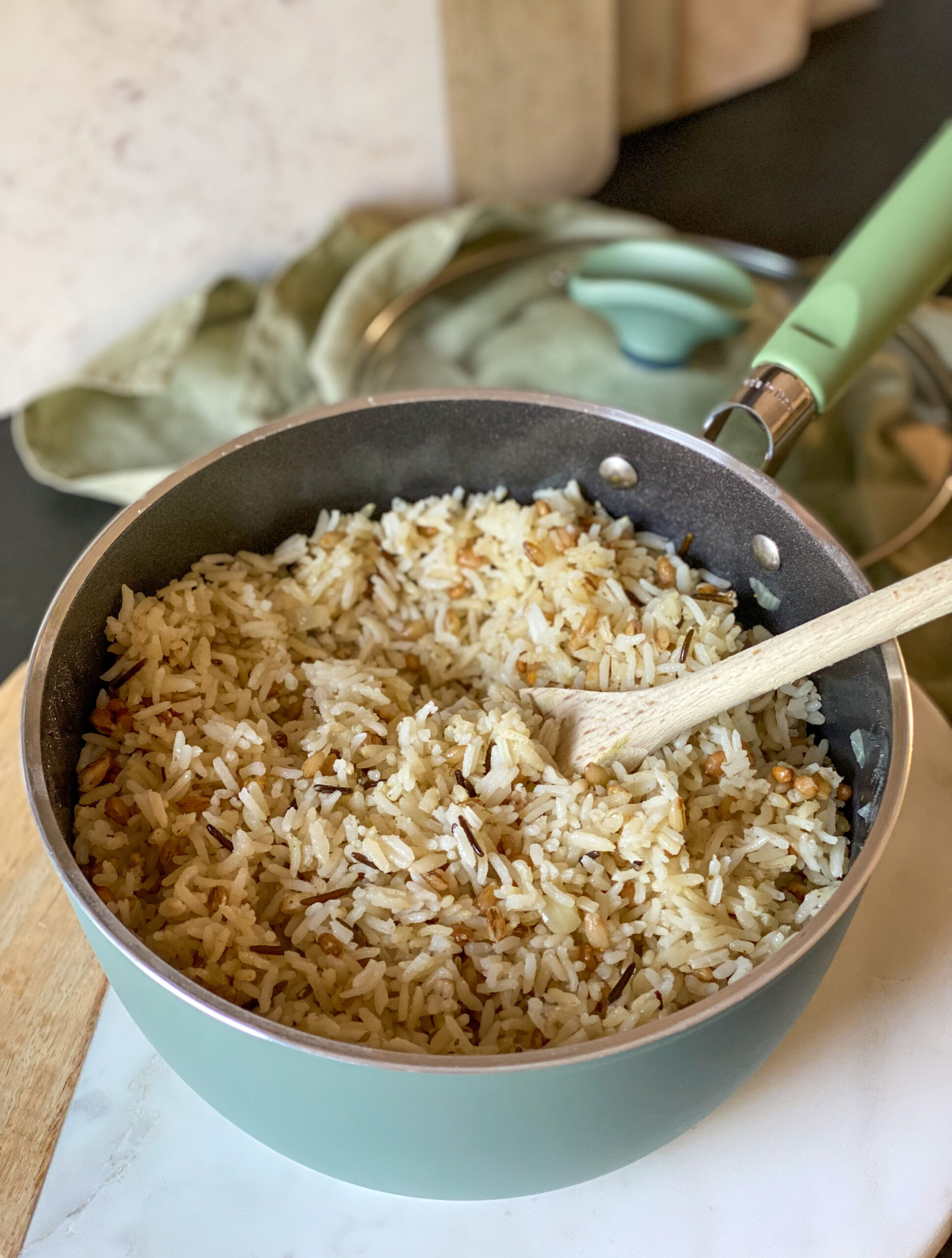 rijst na het koken laten rusten 