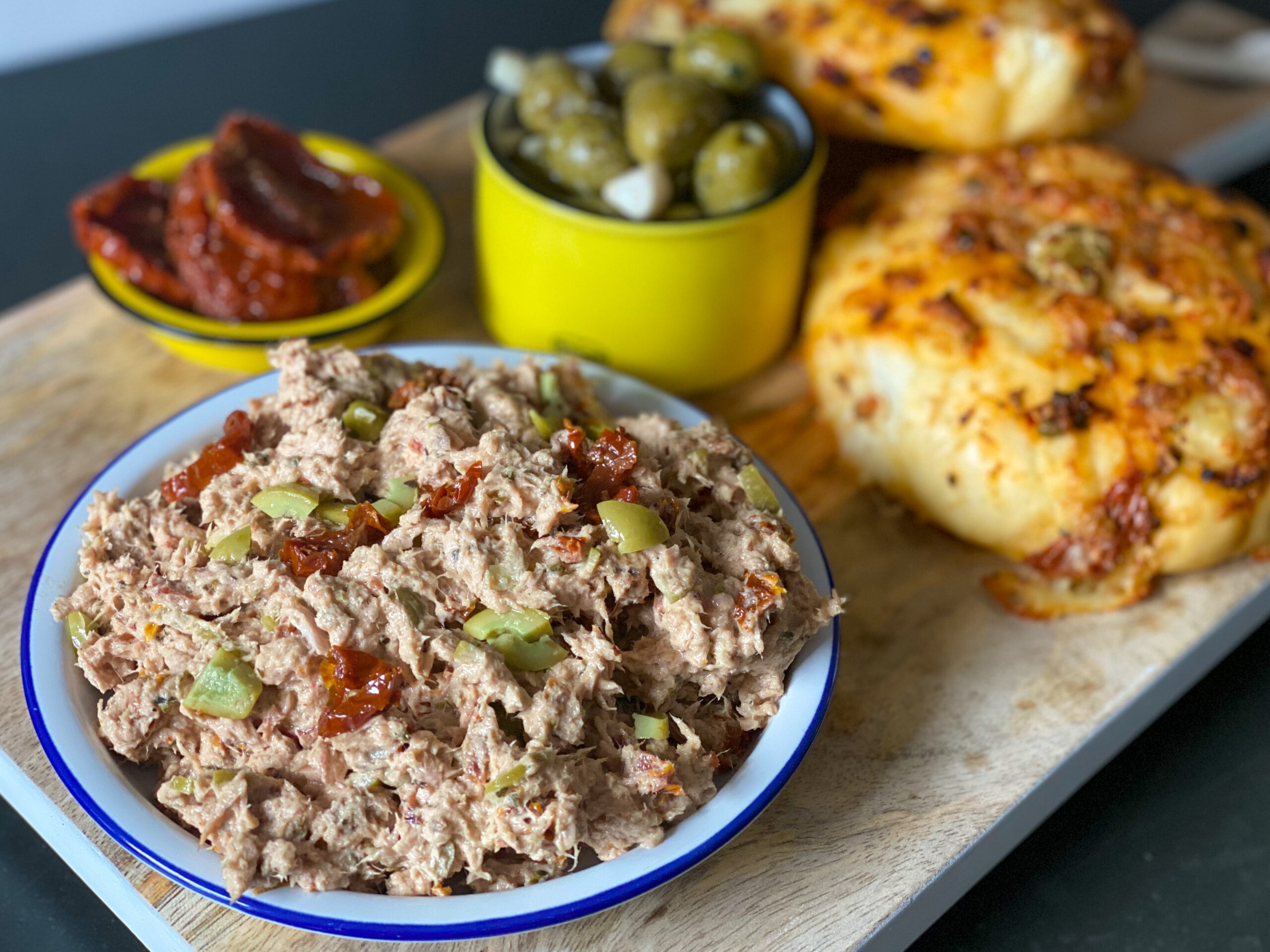 tonijnsalade met zongedroogde tomaat en olijven