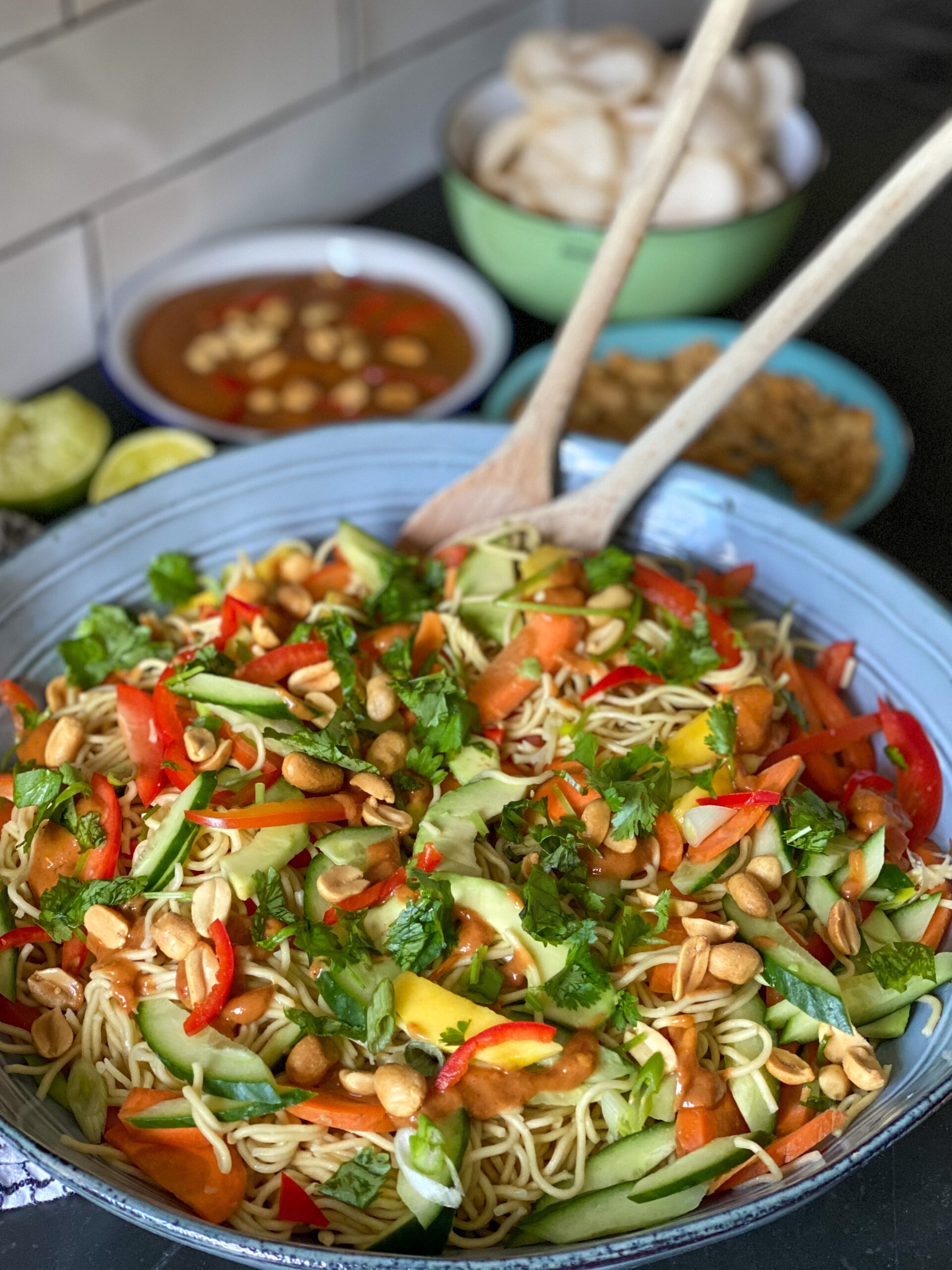noedelsalade met zelfgemaakte pindadressing, mango en groenten