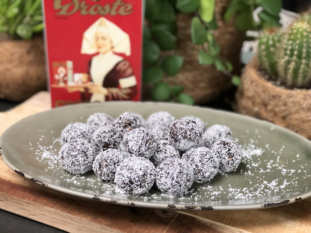 gezonde dadel balletjes met cacao en kokos